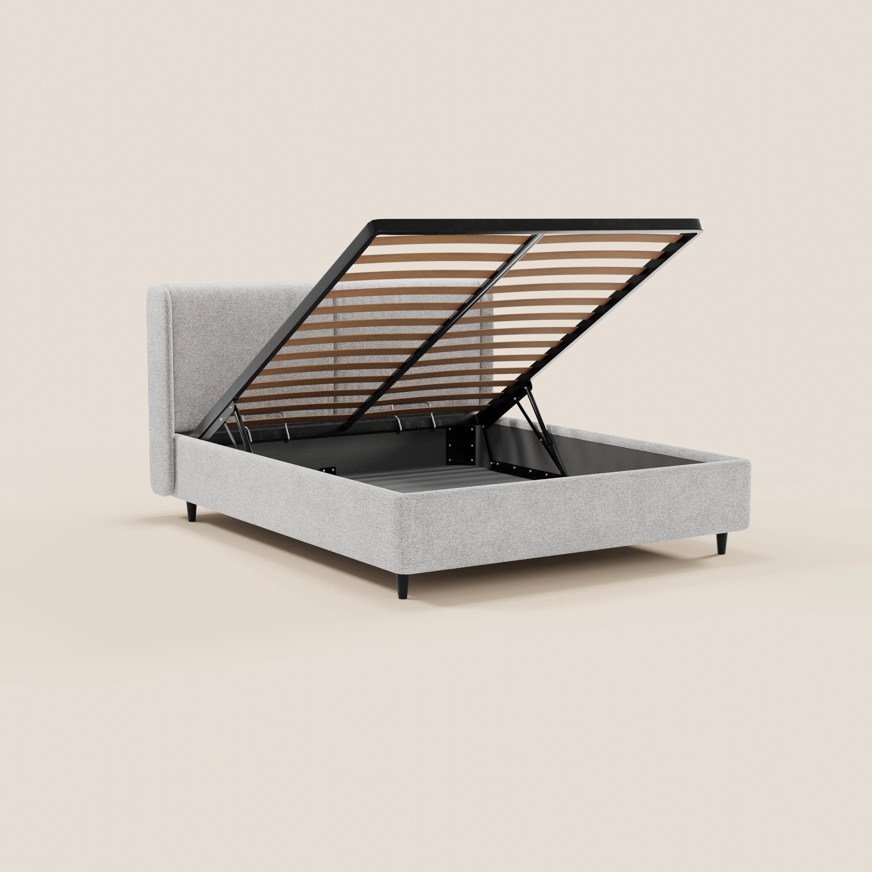 Il modello VALKIRIA di Letti.store è un letto di design grigio chiaro con gambe nere e rete a doghe sollevabile che offre un ampio spazio contenitivo. La sua testiera avvolgente, i 2 cuscini imbottiti e il tessuto Oeko-Tex® si armonizzano perfettamente con un design contemporaneo su sfondo beige.