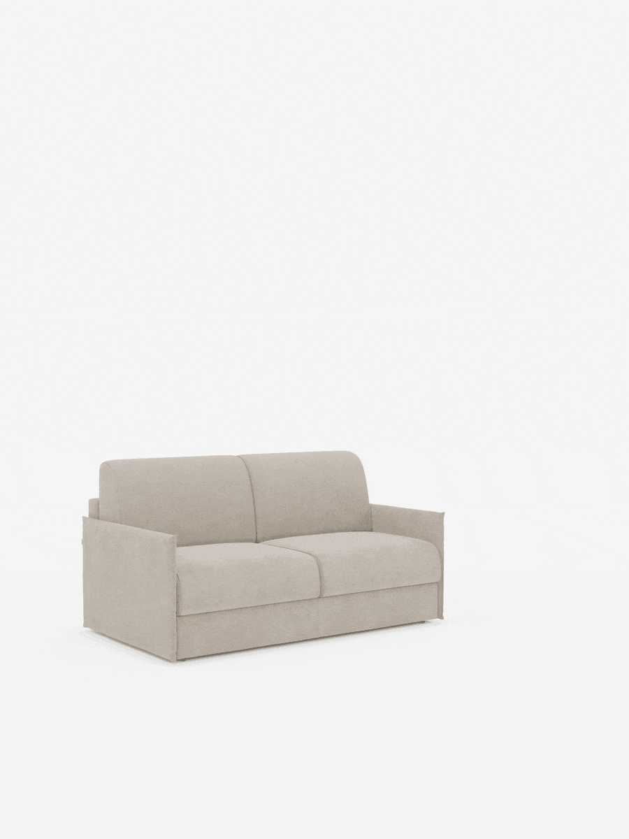 Un video animato mostra il divano letto matrimoniale sfoderabile Evans di Divani.Store — un divano compatto color beige dotato di rivestimento sfoderabile e vano porta-cuscini integrato — che si trasforma agevolmente da divano a due posti in un ampio letto grazie ai cuscini della seduta e dello schienale che si aprono completamente. Il design è messo in risalto su uno sfondo bianco a tinta unita, che evidenzia le caratteristiche pratiche del tessuto T23, facile da pulire.