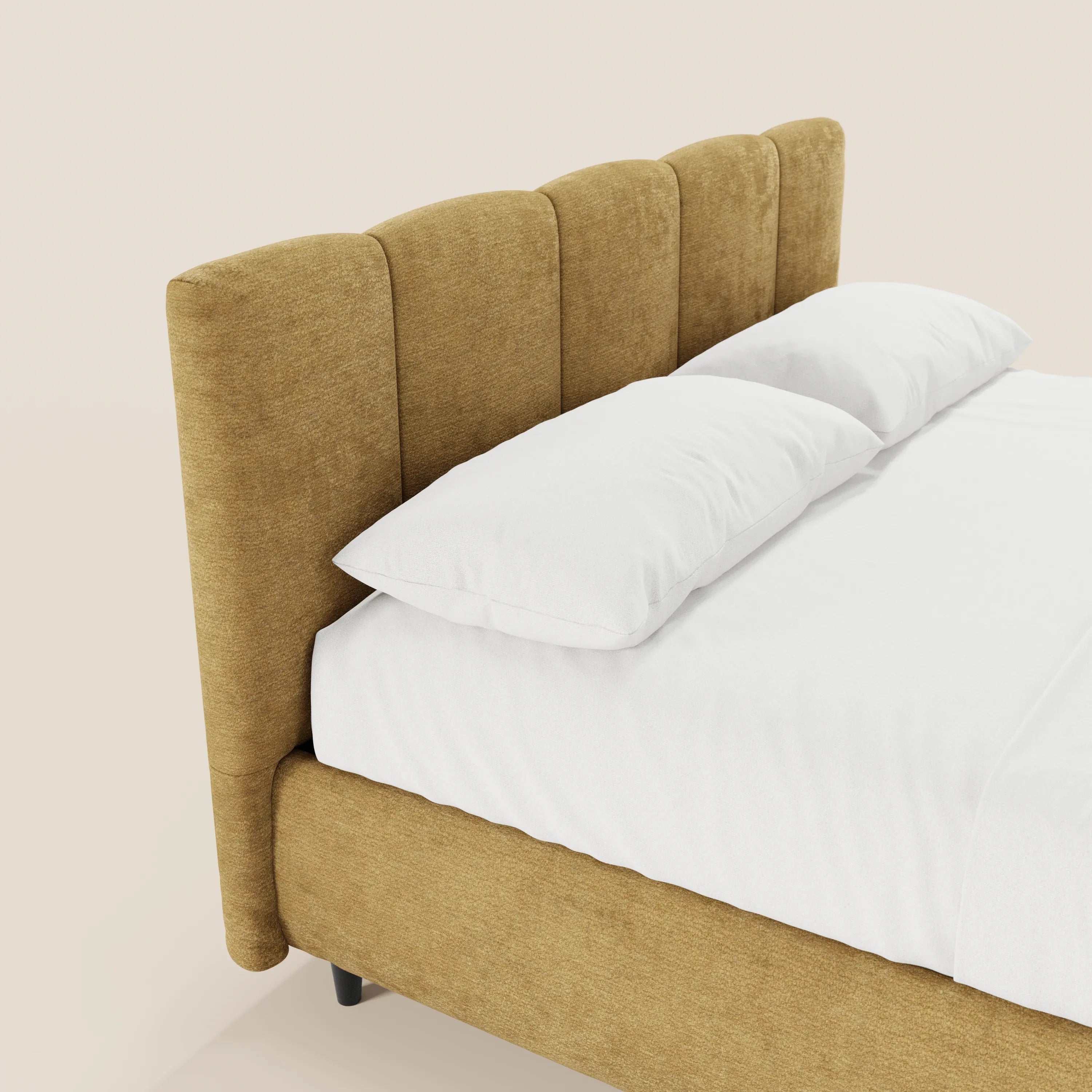 Il letto imbottito ARKAM di Letti.store presenta una testiera in tessuto con cuciture verticali, certificata Oeko-Tex®, in stile shabby chic e dotata di vano contenitore, qui raffigurata in giallo senape su uno sfondo chiaro con biancheria da letto di un bianco brillante.