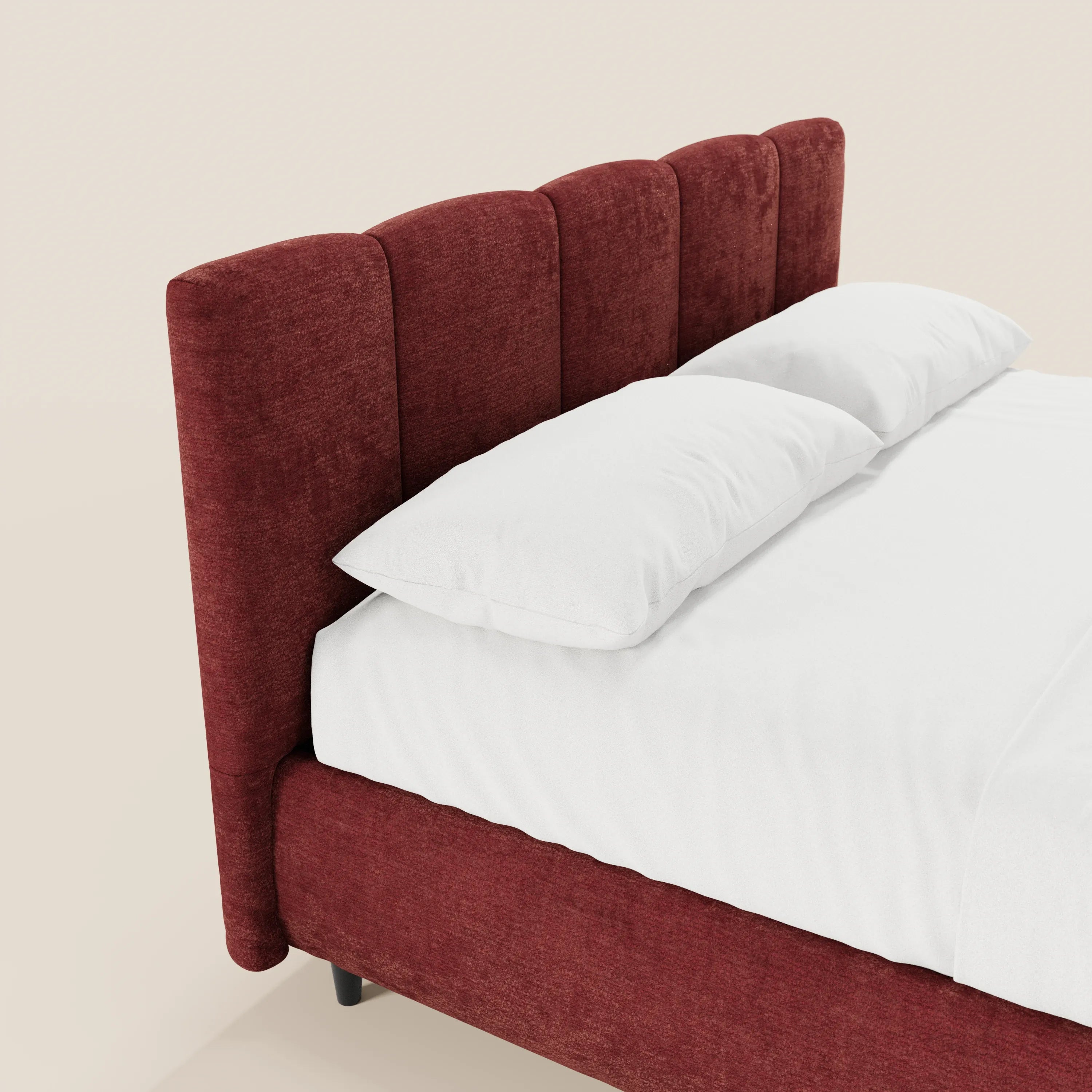 Un primo piano del letto imbottito ARKAM di Letti.store, caratterizzato da un'alta testiera con cuciture verticali in tessuto Oeko-Tex® e da una base contenitiva. Il letto è rivestito con lenzuola bianchissime e fa da contrasto a uno sfondo color crema a tinta unita, creando un effetto shabby chic.