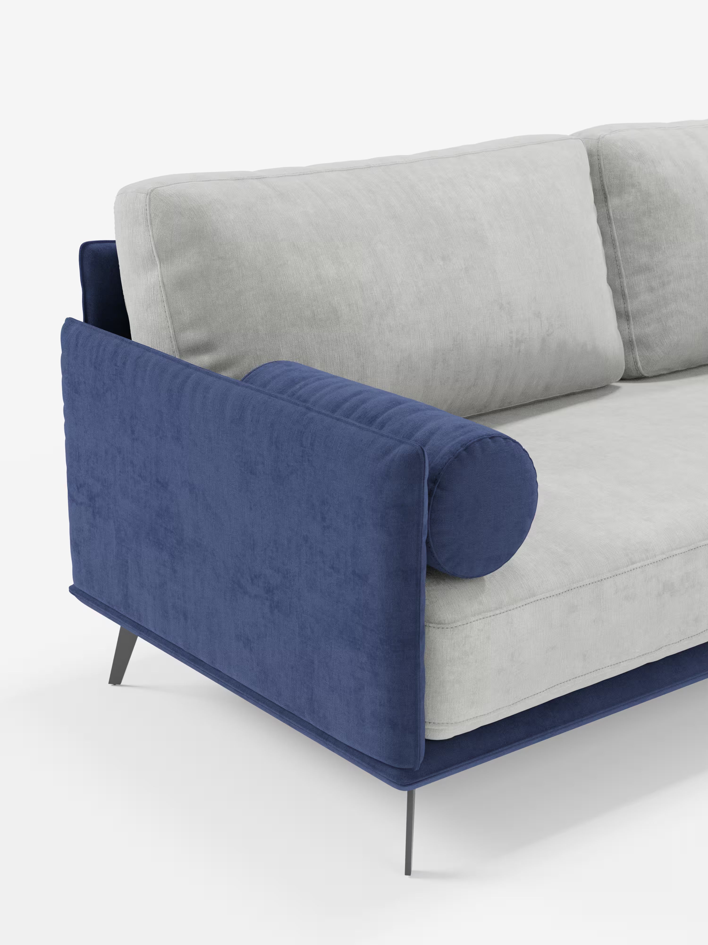 Vi presentiamo il divano angolare bicolore Basalto con penisola e base in metallo - schienali in piuma e tessuto antimacchia T31 di Divani.Store: un divano angolare contemporaneo caratterizzato da morbidi cuscini di seduta e schienale imbottiti in piuma, di colore grigio chiaro, rivestiti in tessuto antimacchia T31. Il suo design sofisticato è esaltato dai fianchi e dalla base in velluto blu intenso, da un cuscino cilindrico blu abbinato sul bracciolo e da sottili gambe in metallo. Qui raffigurato su uno