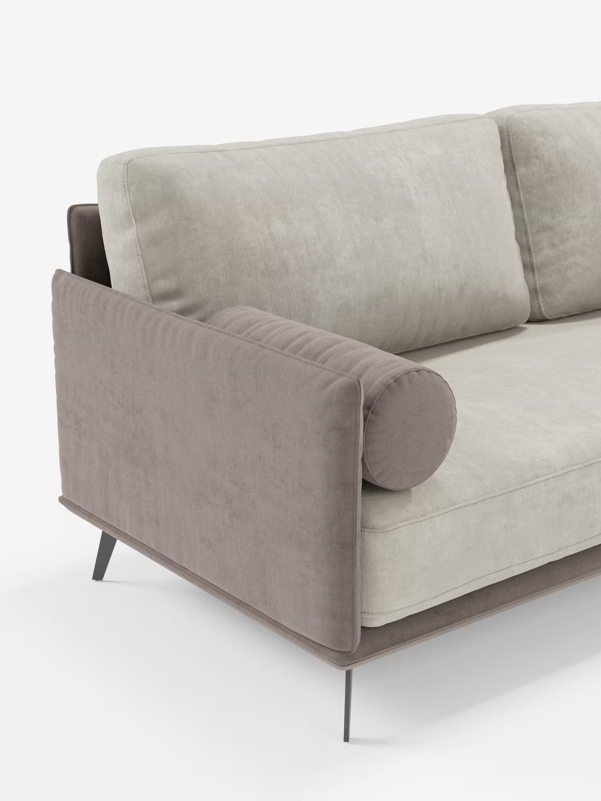 Il divano angolare bicolore Basalto con penisola e base in metallo di Divani.Store presenta un design minimalista dalle linee pulite, cuscini beige chiaro, fianchi in tessuto color taupe e un cuscino cilindrico coordinato. Le sue esili gambe in metallo nero si abbinano perfettamente al tessuto T31 morbido al tatto e resistente alle macchie e ai soffici schienali in piuma, il tutto su uno sfondo bianco a tinta unita.