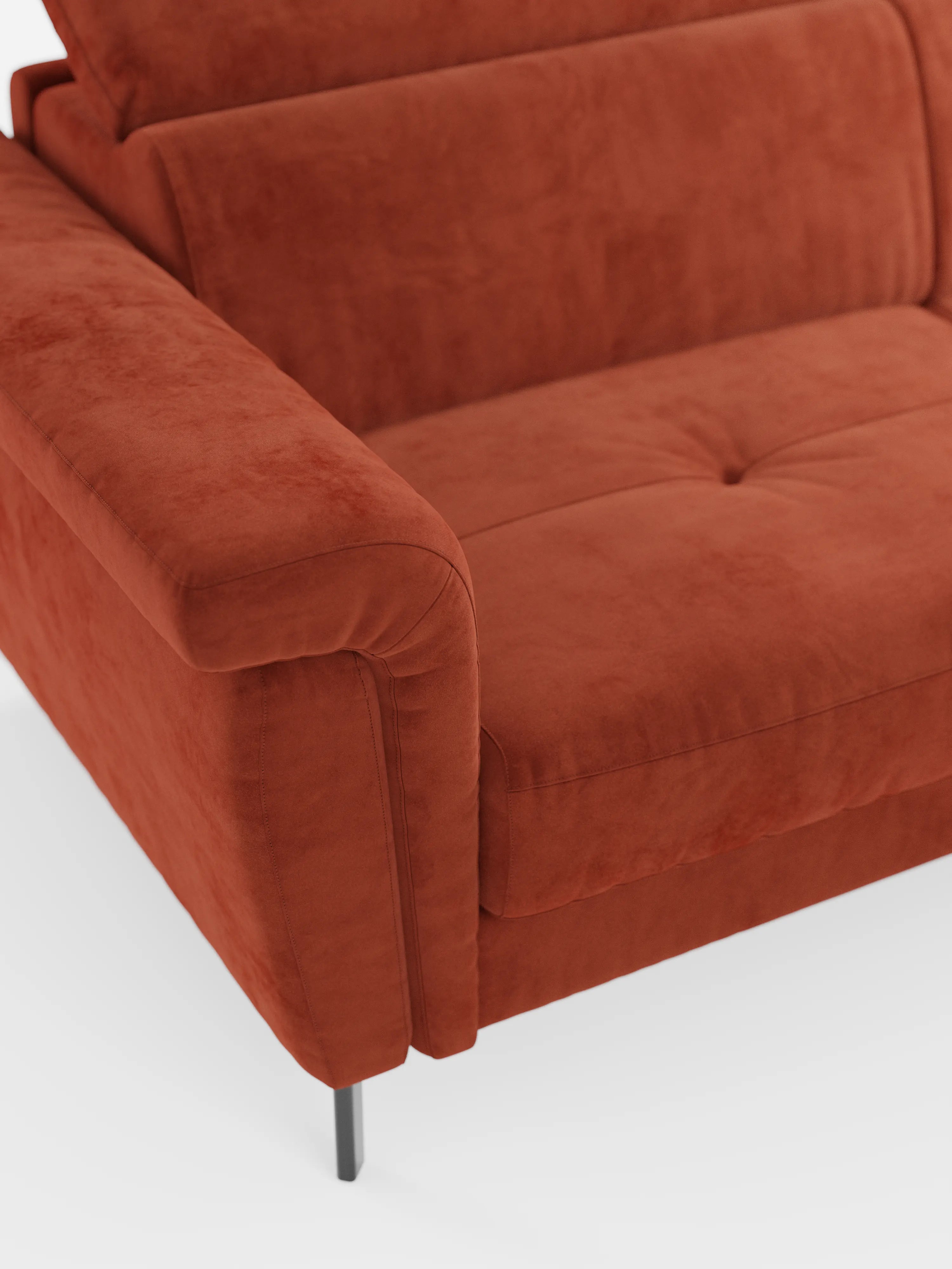 Primo piano del divano letto di design Capri di Divani.Store, rivestito in tessuto T30 color ruggine, smacchiabile, effetto velluto. L'immagine mette in risalto la slanciata gamba in metallo nero, i braccioli, lo schienale con poggiatesta regolabili e il cuscino di seduta con bottoni a vista su uno sfondo bianco: un'elegante vetrina della manifattura italiana.