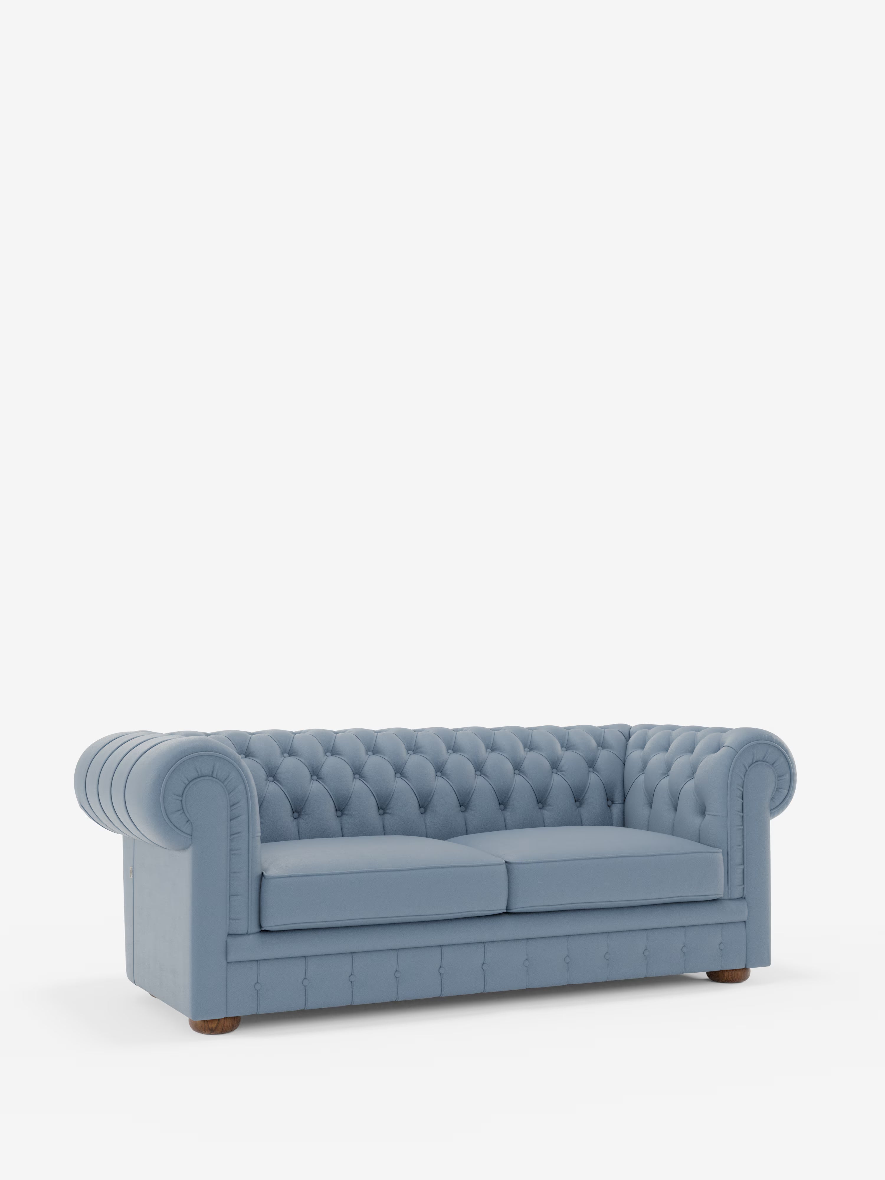 Un Chesterfield azzurro – Divano Chesterfield in vera pelle spessorata a 2 e 3 posti di Divani.Store, caratterizzato da un design capitonné con braccioli e schienale arrotondati, due cuscini di seduta e piedini in legno. Questo divano artigianale Made in Italy esalta l’eleganza classica della vera pelle su uno sfondo bianco a tinta unita.