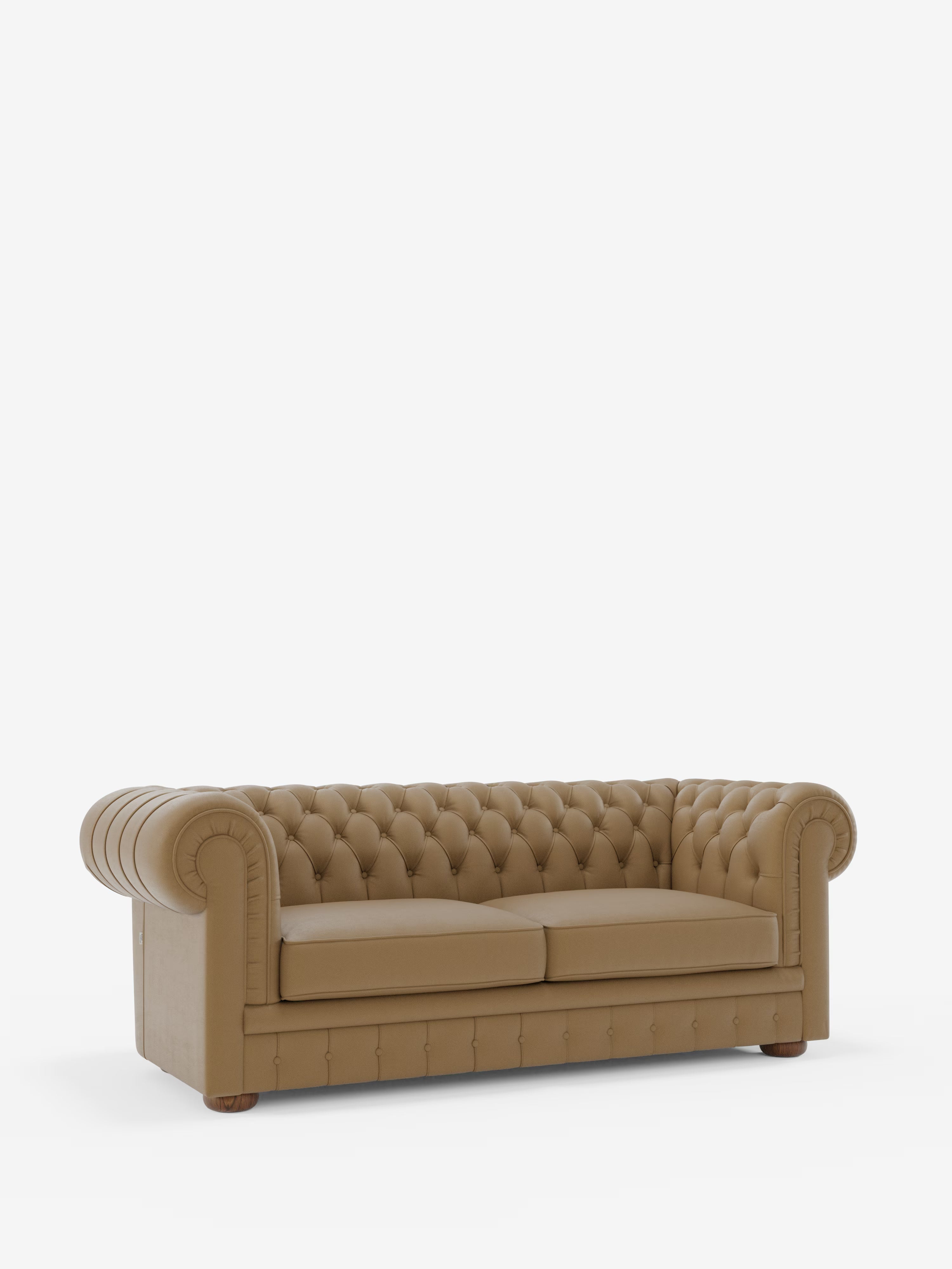 Un divano Chesterfield in pelle marrone chiaro – Divano Chesterfield in vera pelle spessorata a 2 e 3 posti di Divani.Store, caratterizzato da una profonda trapuntatura a bottoni, braccioli arrotondati e due cuscini di seduta, poggia su piedini in legno su uno sfondo bianco a tinta unita: un divano artigianale Made in Italy, elegante e senza tempo, che incarna la maestria artigianale.