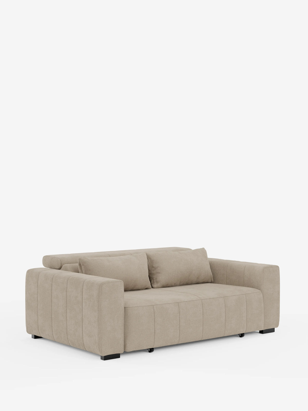 Un divano a 3 posti in stile dorico, moderno e di colore beige, con sedute allungabili tramite meccanismo relax elettrico, firmato Divani.Store, caratterizzato da ampi braccioli, rivestimento trapuntato, due cuscini dello schienale e gambe corte nere su uno sfondo bianco a tinta unita. Questo divano sfoderabile dalle linee squadrate e minimaliste, con poggiatesta reclinabile in tessuto smacchiabile T23, offre stile e praticità per gli interni contemporanei.
