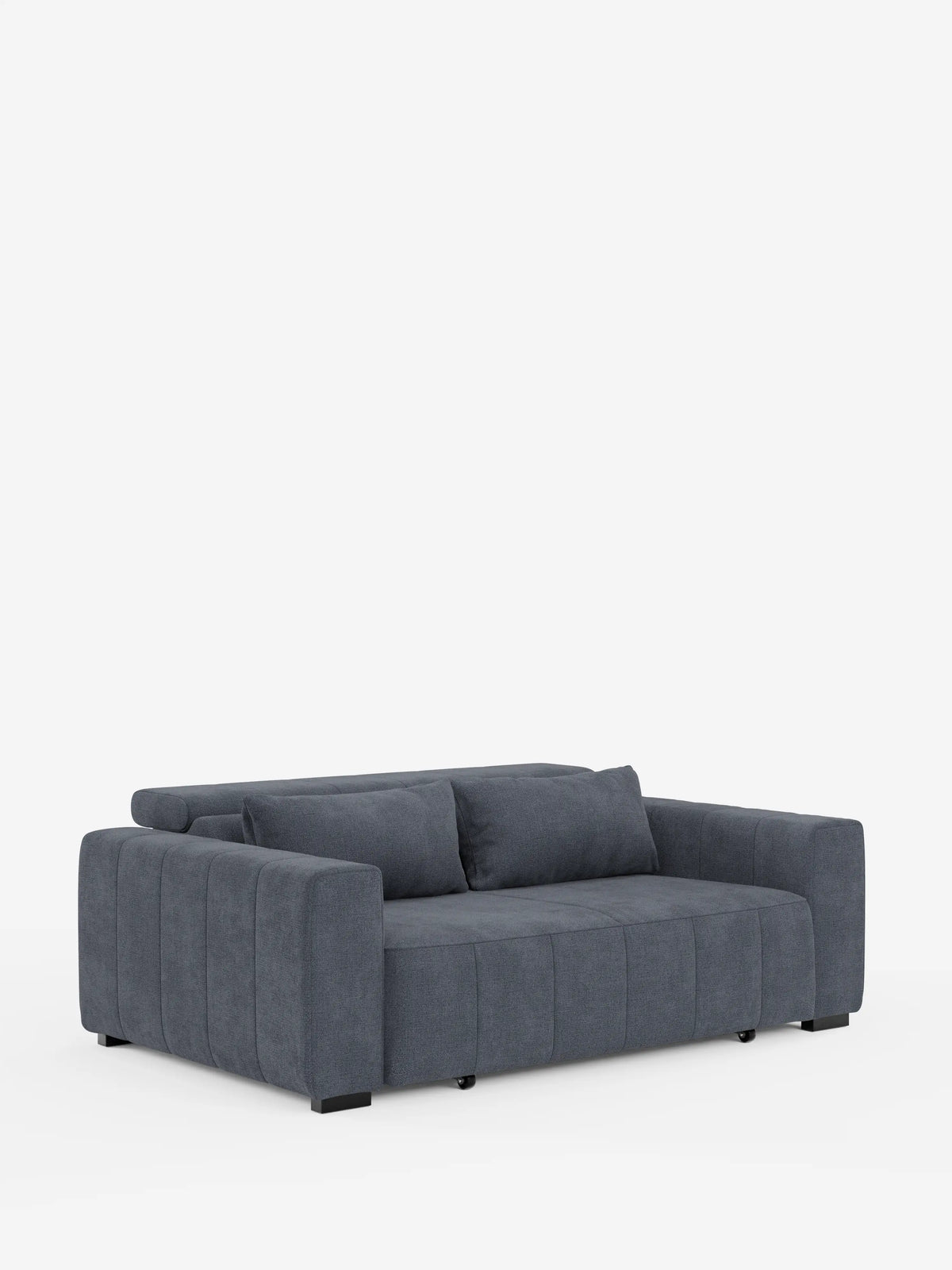 Caratterizzato da un design elegante e moderno, il divano a 3 posti Doric di Divani.Store è presentato su uno sfondo bianco a tinta unita. Rivestito in tessuto T23 grigio scuro smacchiabile, questo divano presenta ampi braccioli, trapuntatura verticale sui lati, due cuscini di seduta con seduta estensibile tramite funzione relax elettrica, piedini a blocco e cuscini dello schienale abbinati. Il look è completato da poggiatesta reclinabili regolabili individualmente per un comfort ancora maggiore.