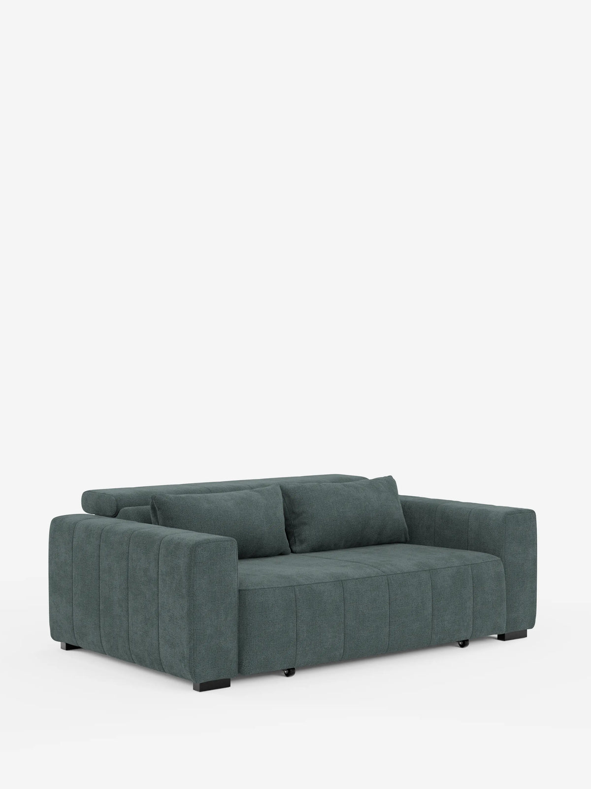Divano a 3 posti in stile moderno “Doric” di Divani.Store, rivestito in tessuto T23 verde scuro antimacchia. Questo divano presenta ampi braccioli imbottiti, due morbidi cuscini dello schienale e cuciture a capitonné verticali sulla seduta e sui fianchi. Il design prevede piccole gambe nere e offre una seduta estensibile con funzione relax elettrica e poggiatesta regolabili. Immagine raffigurata su sfondo bianco a tinta unita.