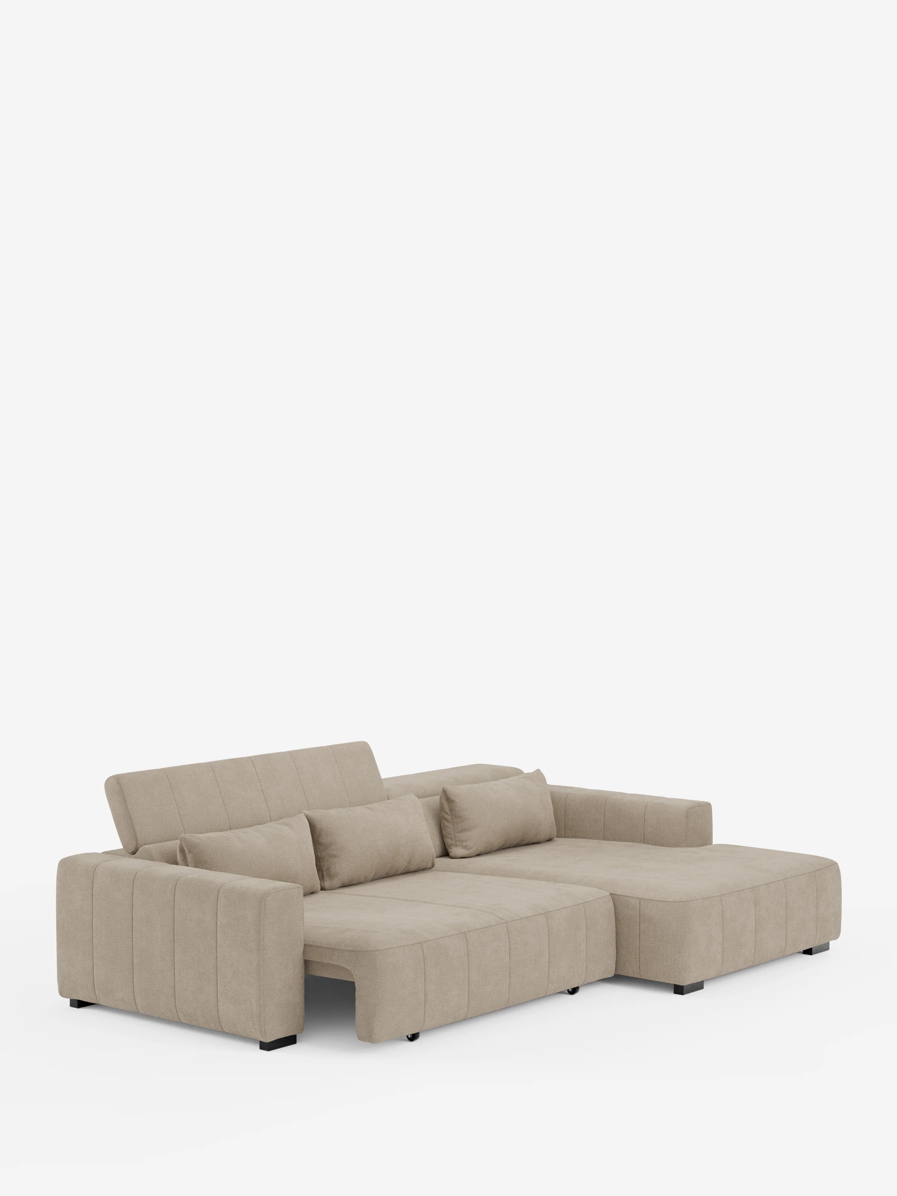 Il divano angolare Doric con penisola e sedute allungabili con relax elettrico di Divani.Store è un moderno divano componibile beige, caratterizzato da braccioli e schienali bassi, trapuntatura verticale, ampi cuscini di seduta, una chaise longue sul lato destro (divano con penisola), due cuscini decorativi abbinati e poggiatesta regolabili. È rivestito in tessuto T23 facile da pulire ed è esposto su uno sfondo bianco a tinta unita.
