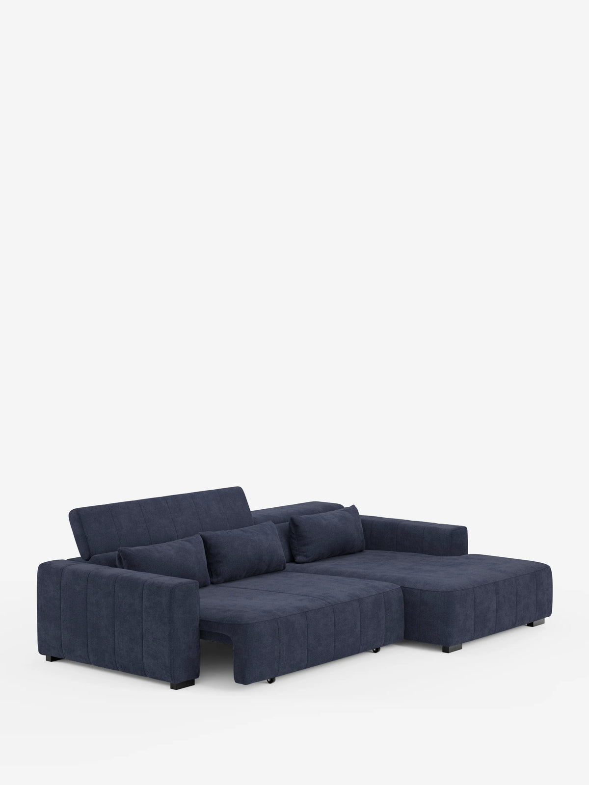 Un divano angolare in stile dorico contemporaneo con penisola di Divani.Store, rivestito in tessuto T23 blu scuro resistente alle macchie, caratterizzato da ampi braccioli, due cuscini di seduta allungati con funzione di relax elettrica, una chaise longue sul lato destro, tre cuscini cilindrici e poggiatesta regolabili; esposto su uno sfondo bianco a tinta unita.
