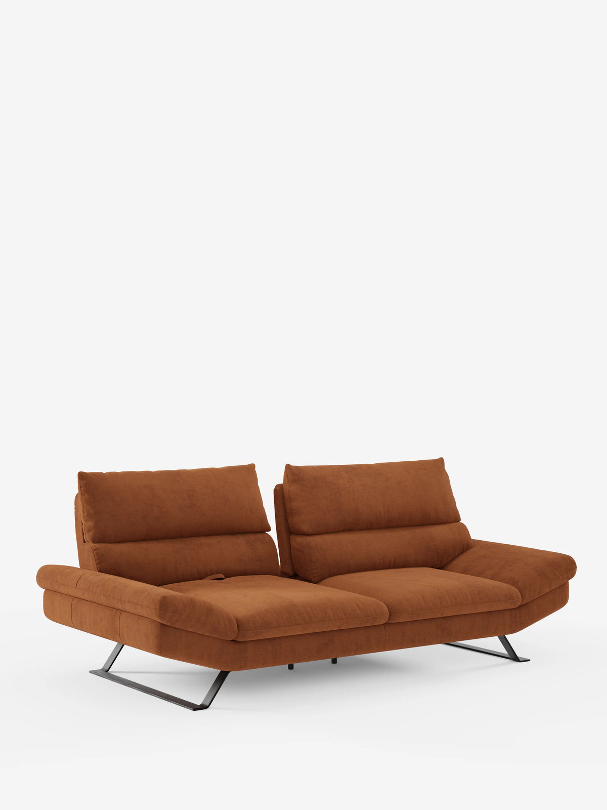 Il divano Eclipse dal design moderno di Divani.Store presenta un elegante rivestimento in microfibra color ruggine e resistente alle macchie (T11), due ampie sedute imbottite, schienali traslanti regolabili e gambe in metallo nero ad angolo accentuato. La sua silhouette minimalista risalta su uno sfondo bianco a tinta unita, mettendo in risalto la forma raffinata e la trama del divano.