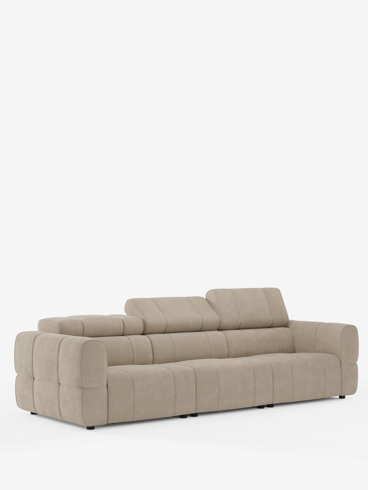 Il divano modulare Giotto a 4 posti con poggiatesta reclinabili e funzione relax elettrica opzionale, rivestito in tessuto smacchiabile T23, è un divano beige chiaro a quattro posti caratterizzato da un design trapuntato, braccioli bassi e squadrati e due poggiatesta regolabili.