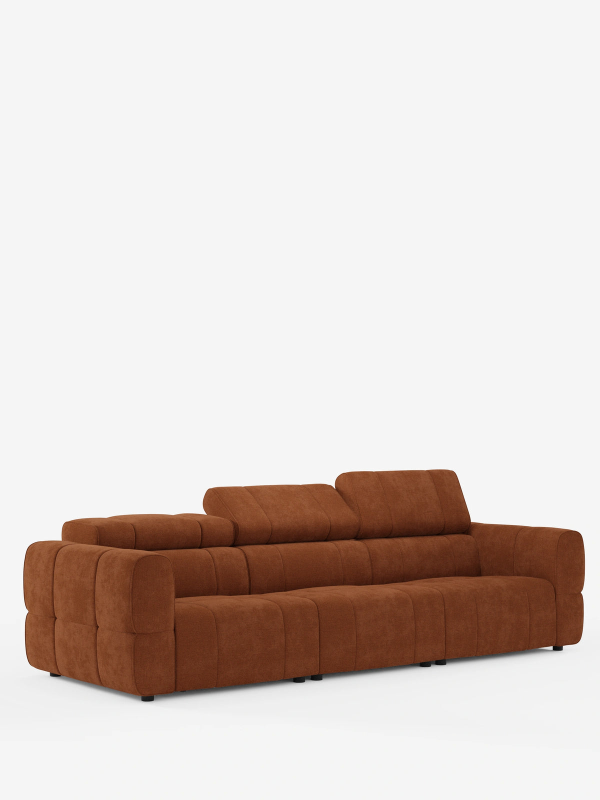Un divano modulare Giotto a quattro posti con poggiatesta reclinabili e funzione relax elettrica opzionale, rivestito in tessuto smacchiabile T23 color terracotta testurizzato, caratterizzato da un design a trama a griglia a basso profilo e dotato di due poggiatesta regolabili.