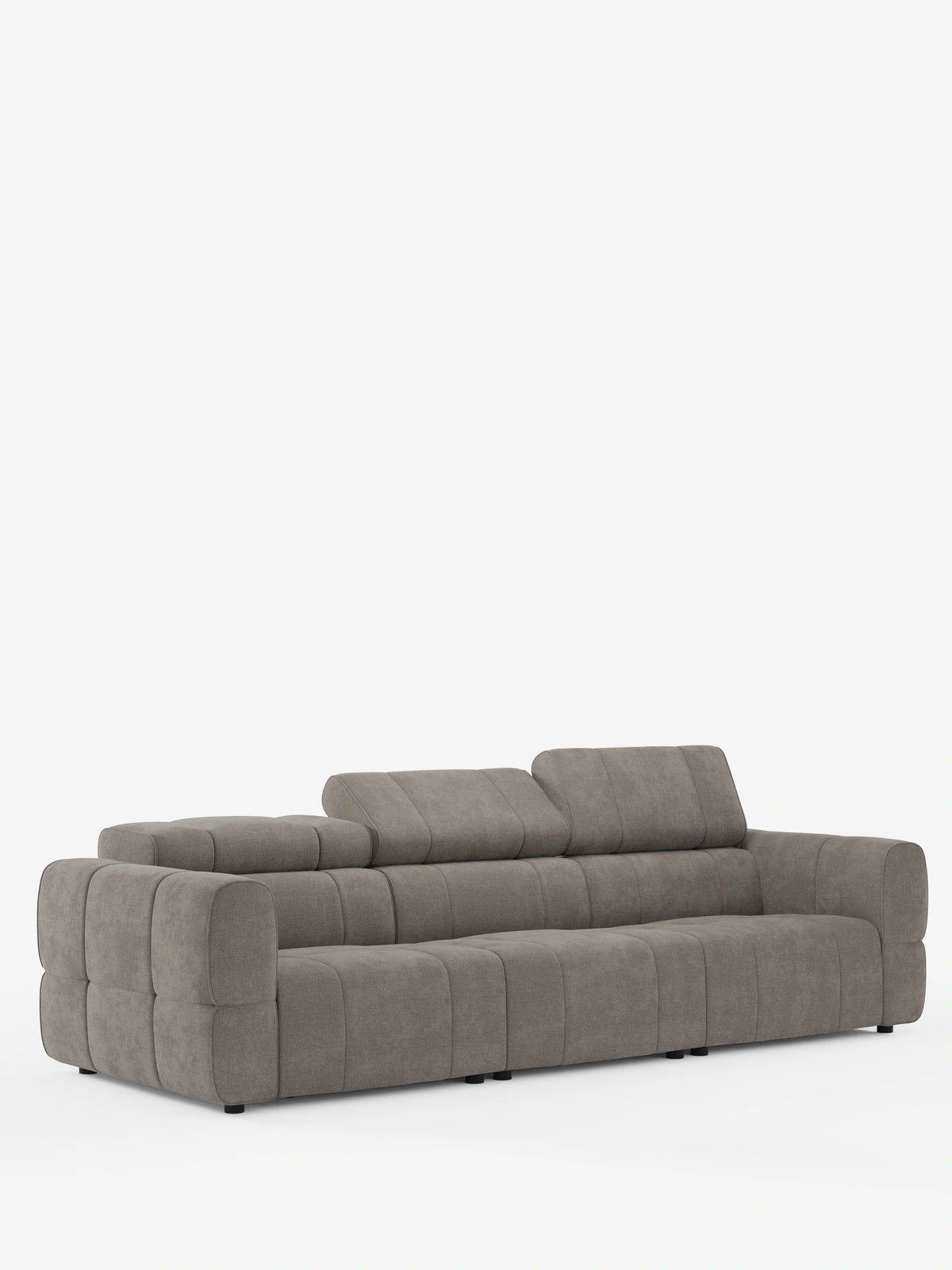Divano modulare Giotto a 4 posti con poggiatesta reclinabili e funzione relax elettrica opzionale, rivestito in tessuto smacchiabile T23 color taupe neutro con motivo trapuntato a pannelli, poggiatesta regolabili, braccioli bassi e piedini scuri su sfondo bianco.