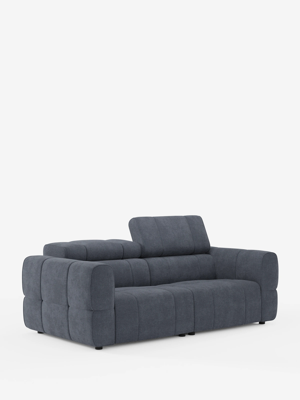 Divano modulare a 3 posti “Giotto”, rivestito in tessuto grigio scuro su fondo bianco, caratterizzato da un design squadrato con cuscini spessi e un poggiatesta regolabile inclinato verso l'alto.