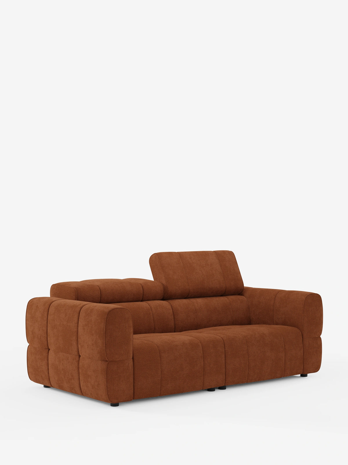 Un divano modulare Giotto in terracotta a 3 posti, con poggiatesta reclinabili e funzione relax elettrica opzionale, rivestito in tessuto smacchiabile T23 con cuciture a quadrati, braccioli larghi e bassi, un poggiatesta rialzato e piedini neri a profilo ribassato su sfondo bianco.