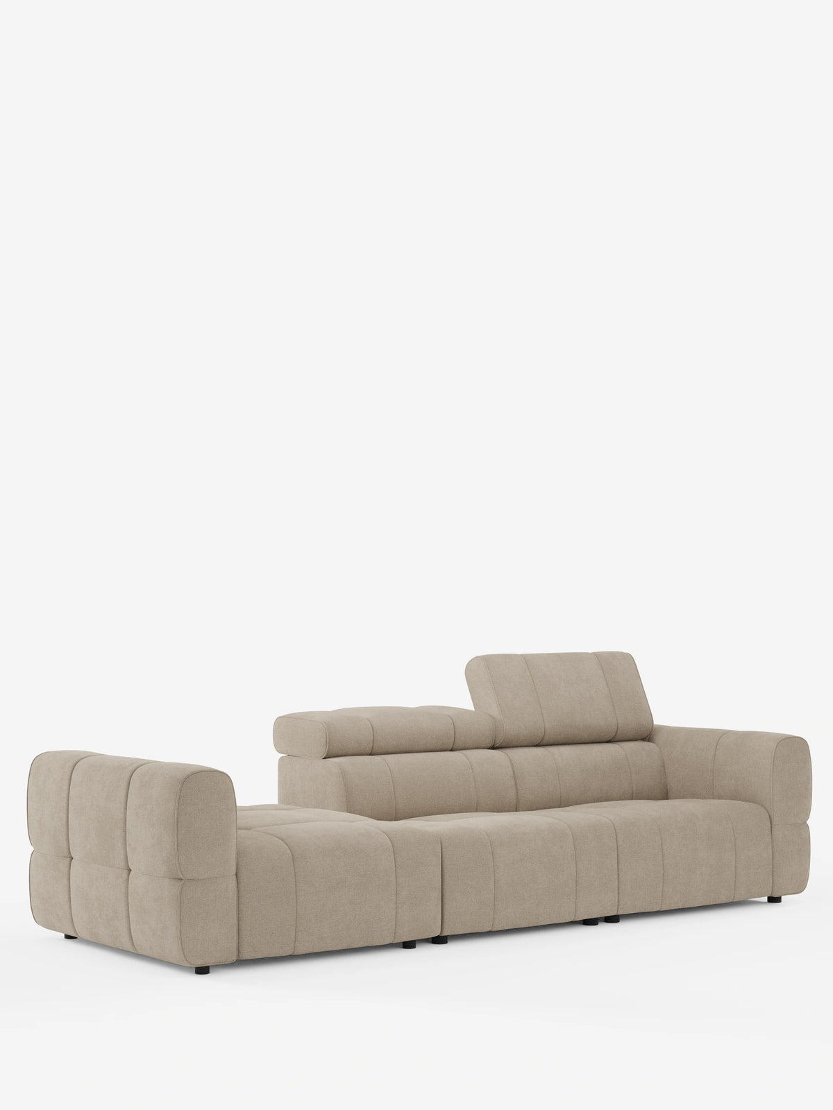 Un divano componibile Giotto Divano beige con estremità aperta – opzione relax elettrico in tessuto smacchiabile T23: divano componibile con tessuto testurizzato, braccioli squadrati e un poggiatesta regolabile, in primo piano su uno sfondo bianco.