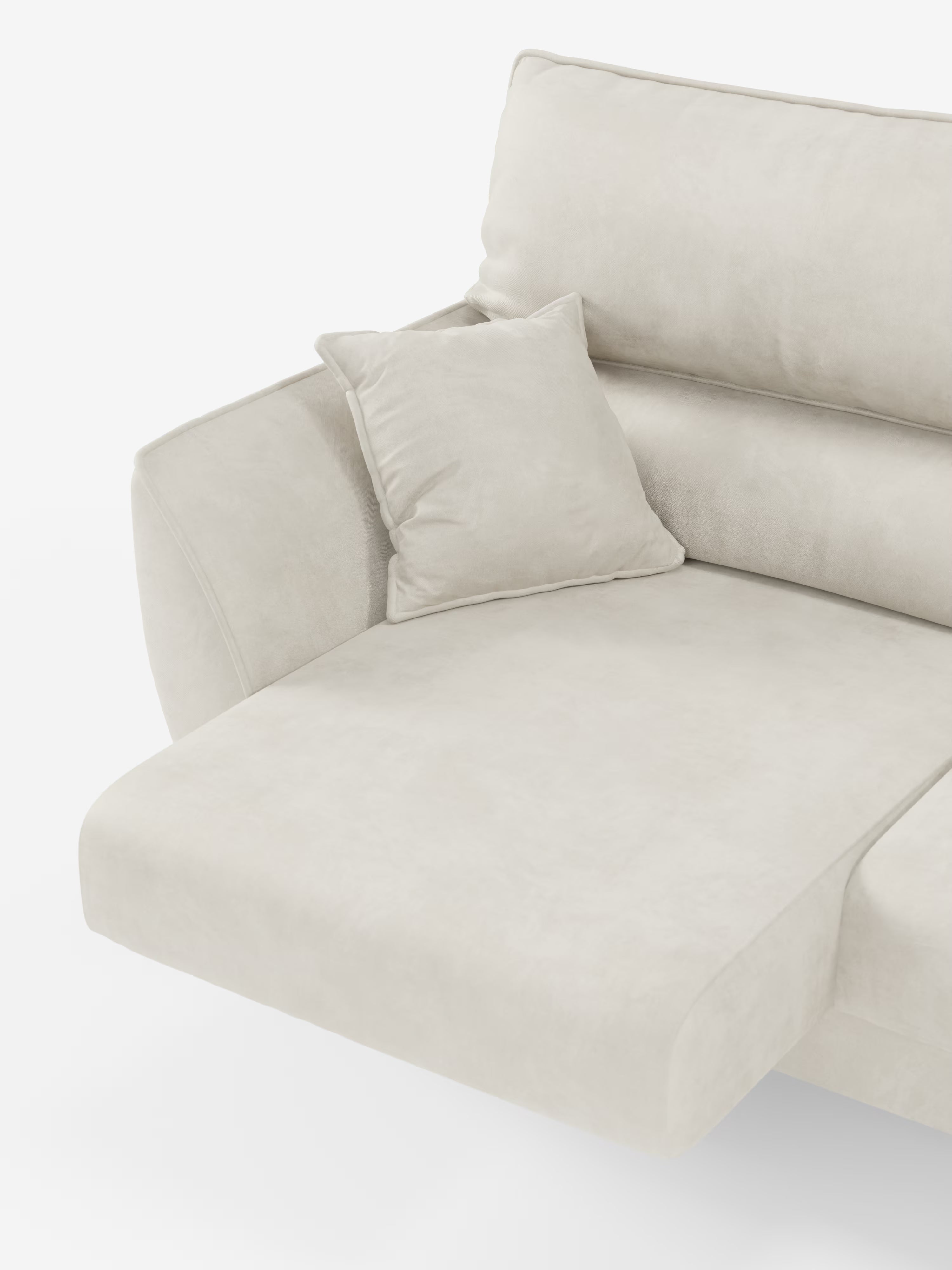 Un primo piano della sezione chaise longue in stile contemporaneo, color beige chiaro, del divano Michelangelo 4 Posti – Divano di Divani.Store, con un cuscino quadrato abbinato appoggiato sul bracciolo e sullo schienale. Rivestito con un elegante tessuto T30 con finitura vellutata e resistente alle macchie, il divano presenta una morbida imbottitura su uno sfondo bianco a tinta unita.