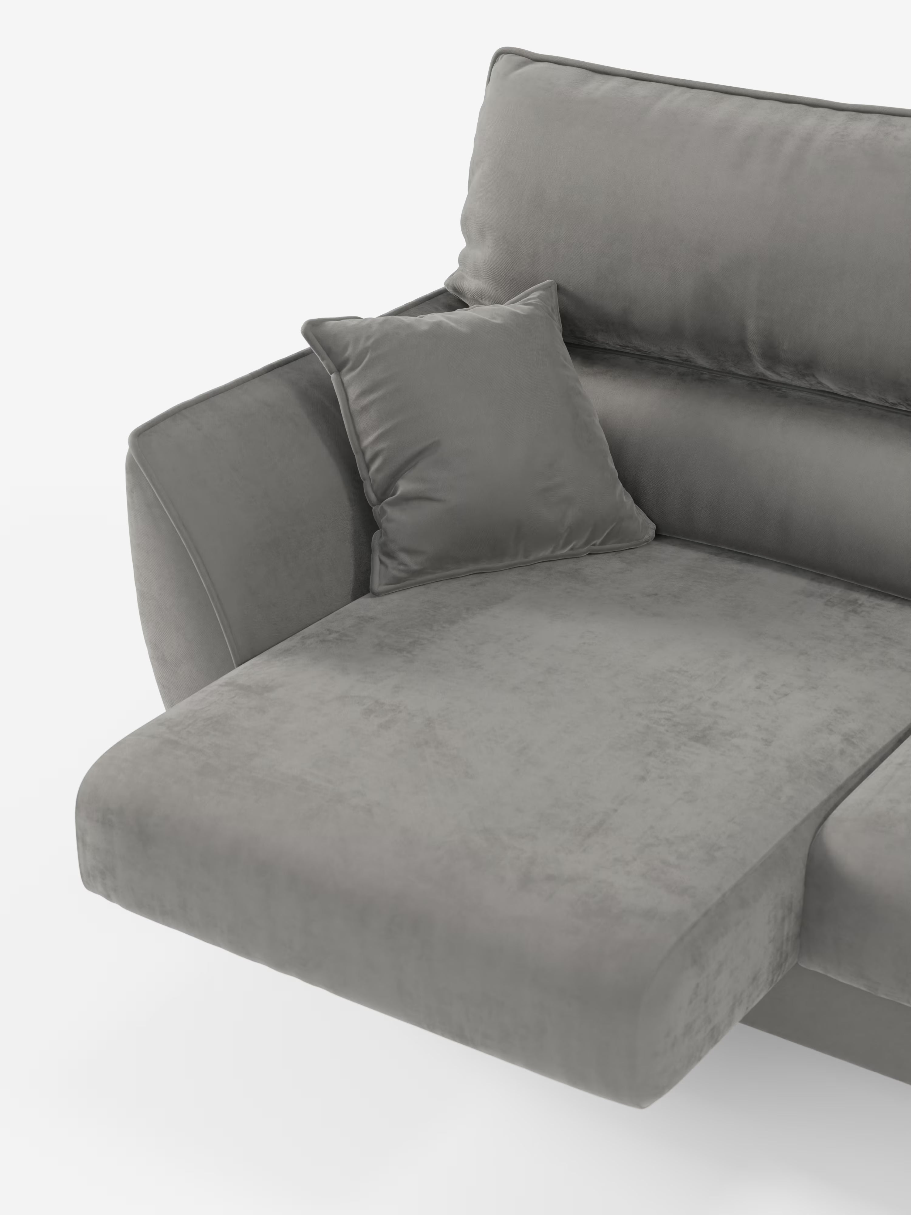 Un primo piano del divano Michelangelo 4 Posti di Divani.Store — un moderno divano in velluto grigio dotato di tre sedute estensibili, poggiatesta reclinabili, morbidi cuscini di seduta e schienale e un cuscino quadrato coordinato — su uno sfondo bianco.