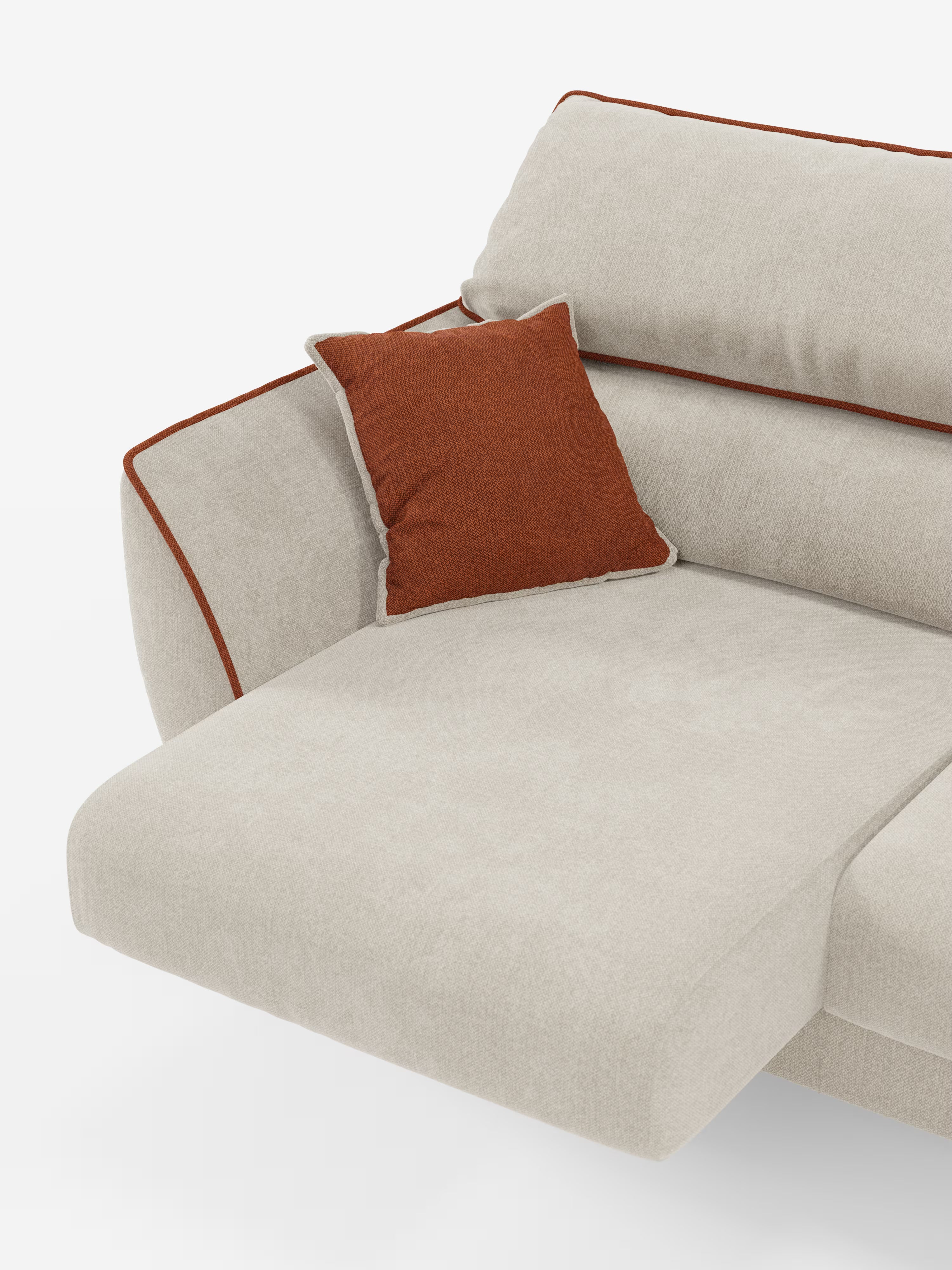 Il divano Michelangelo a 2 e 3 posti con sedute allungabili e poggiatesta reclinabili di Divani.Store è un moderno divano componibile beige con chaise longue, realizzato in tessuto bicolore smacchiabile T23 e rifinito con eleganza da una bordatura marrone lungo i bordi: lo stile per eccellenza dei soggiorni moderni. Un unico cuscino decorativo testurizzato color ruggine poggia contro il cuscino dello schienale, il tutto su uno sfondo bianco a tinta unita.