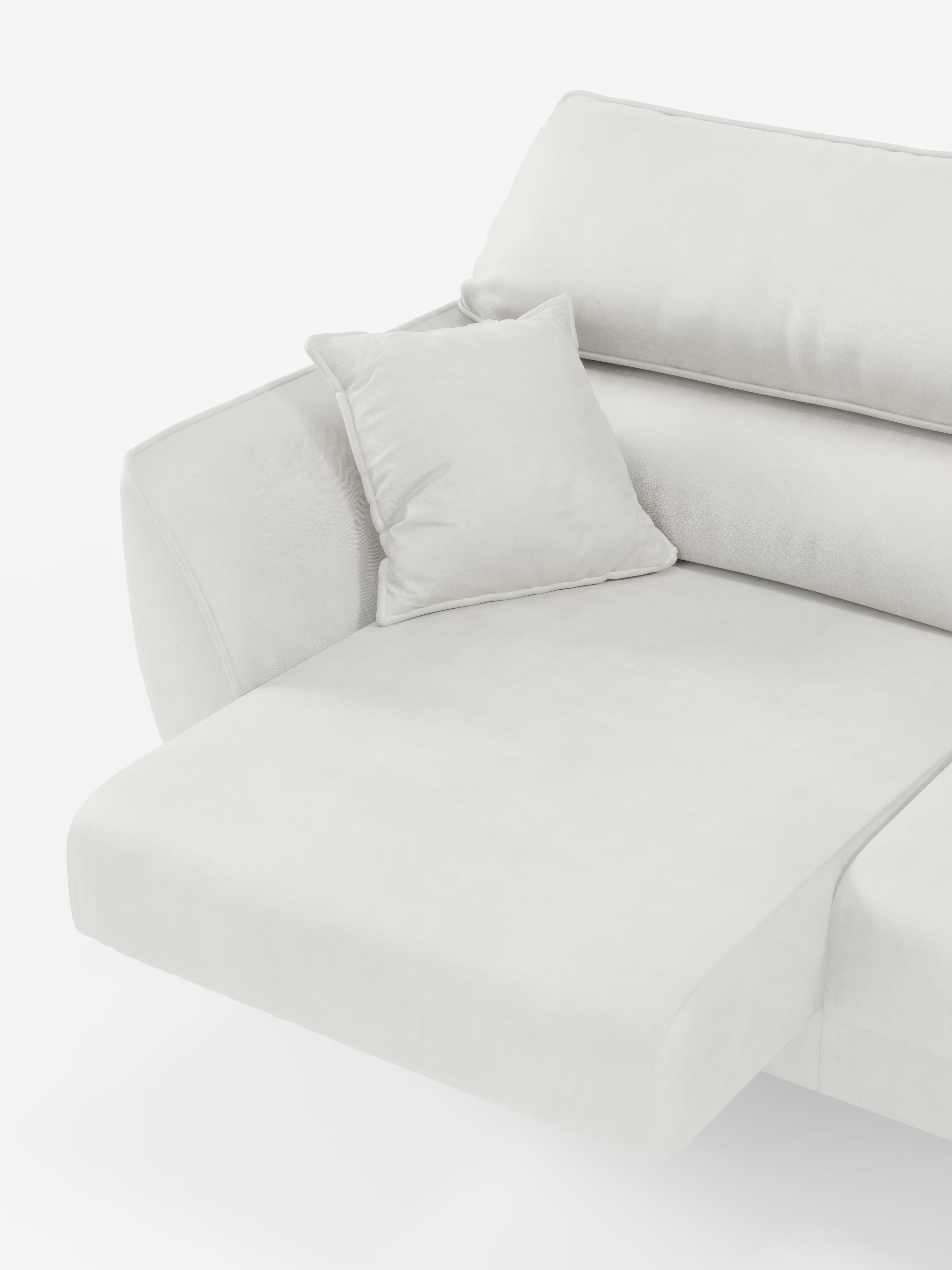 L'immagine mostra il divano Michelangelo a 2 e 3 posti con sedute allungabili e poggiatesta reclinabili, rivestito in tessuto smacchiabile T30 di Divani.Store. Questo moderno divano componibile bianco presenta una chaise longue sulla sinistra, uno schienale imbottito, un bracciolo e un unico cuscino quadrato appoggiato allo schienale. Il divano è rivestito in tessuto T30 liscio e resistente alle macchie.