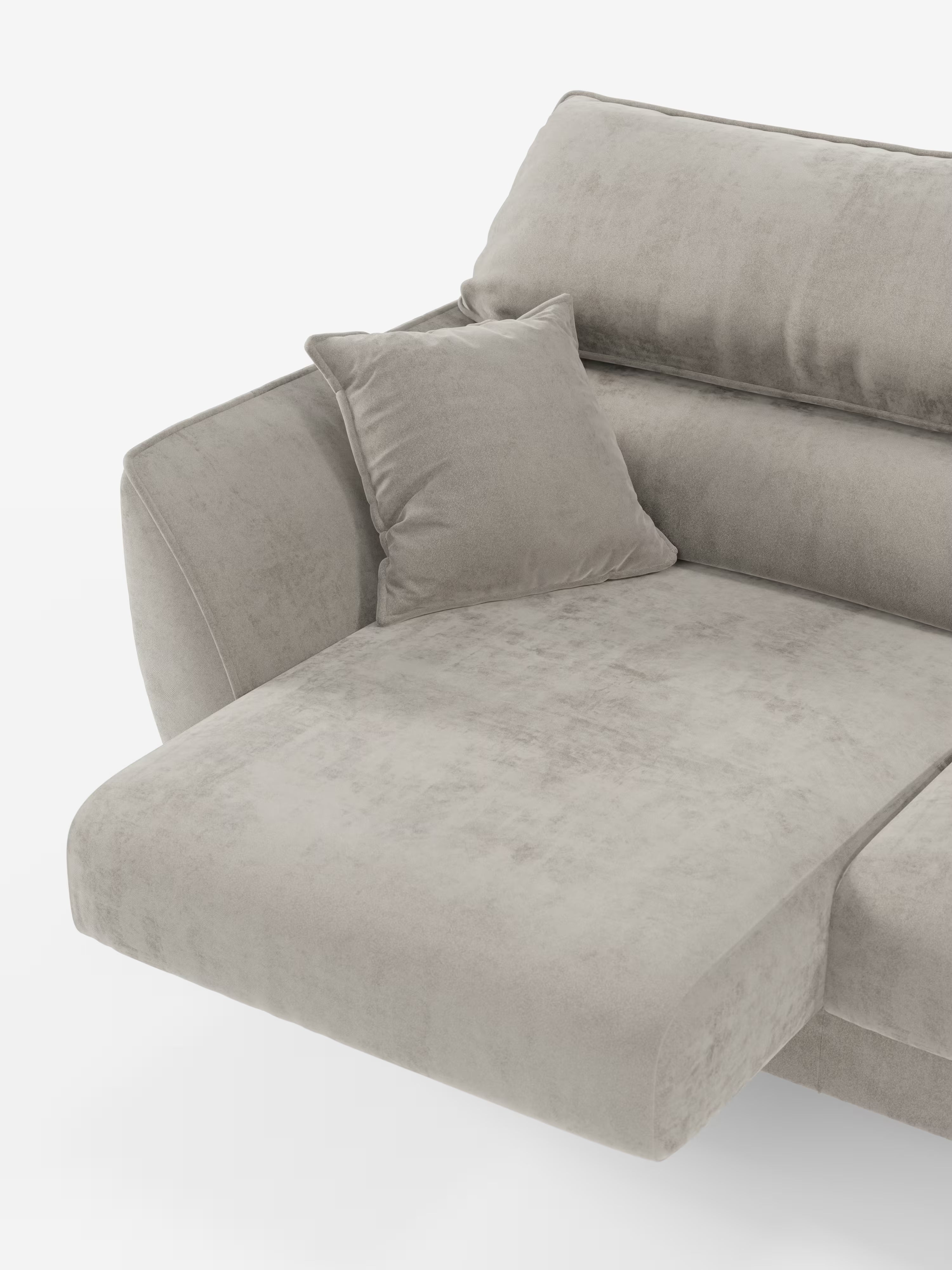 Un primo piano del divano Michelangelo a 2 e 3 posti di Divani.Store, rivestito in tessuto T30 grigio chiaro e antimacchia, mette in risalto la sua sezione chaise longue e un bracciolo. Questo divano in stile moderno è dotato di sedute allungabili per un maggiore comfort e include un cuscino quadrato abbinato appoggiato allo schienale angolato con poggiatesta reclinabile. Lo sfondo è bianco a tinta unita.
