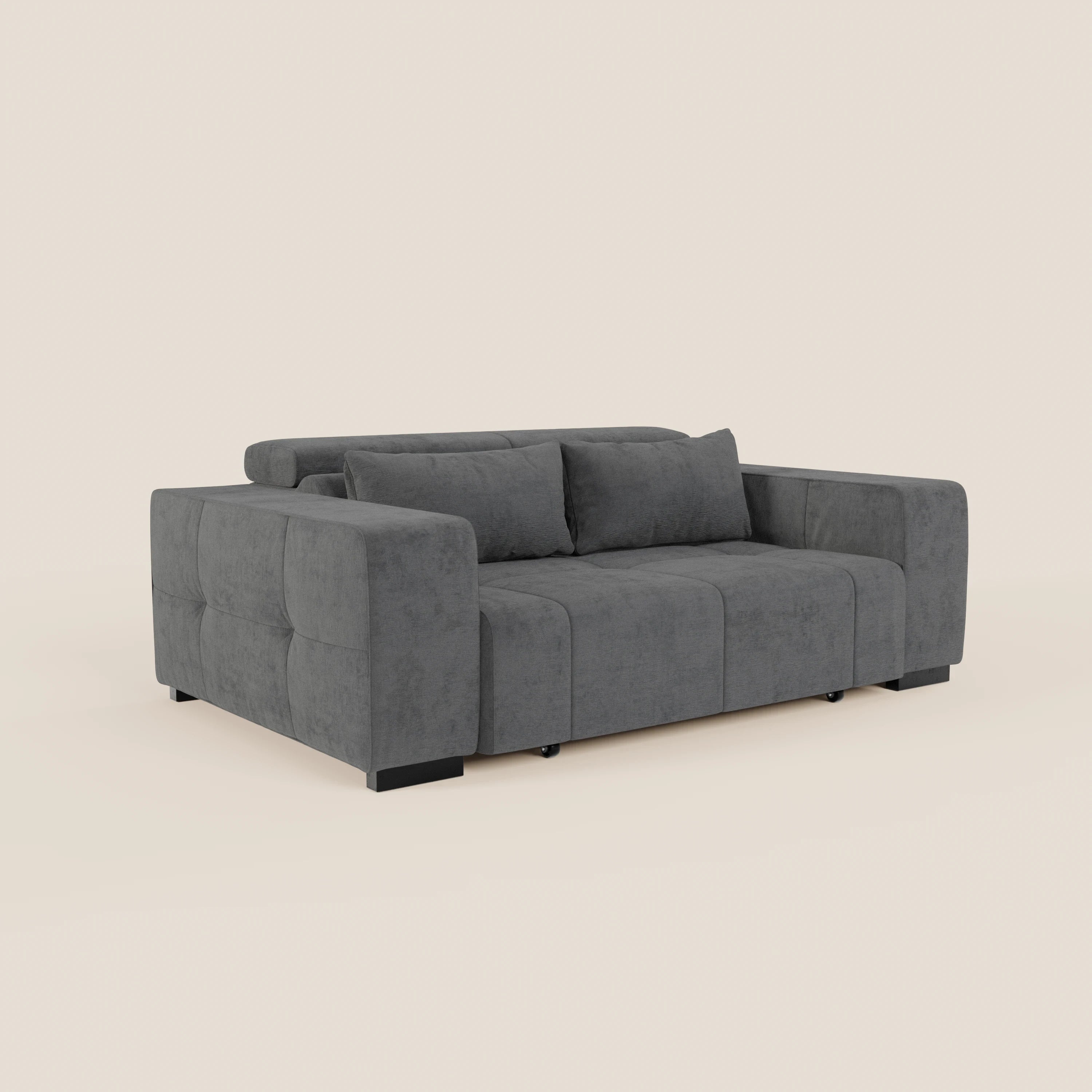 Il Monarch Divano con Relax Elettrico di Divani.Store è caratterizzato da ampi braccioli, cuscini di schienale coordinati e piccoli piedini neri. Il tessuto T31 grigio scuro, morbido e antimacchia, risalta sul fondo bianco sporco per un look moderno.
