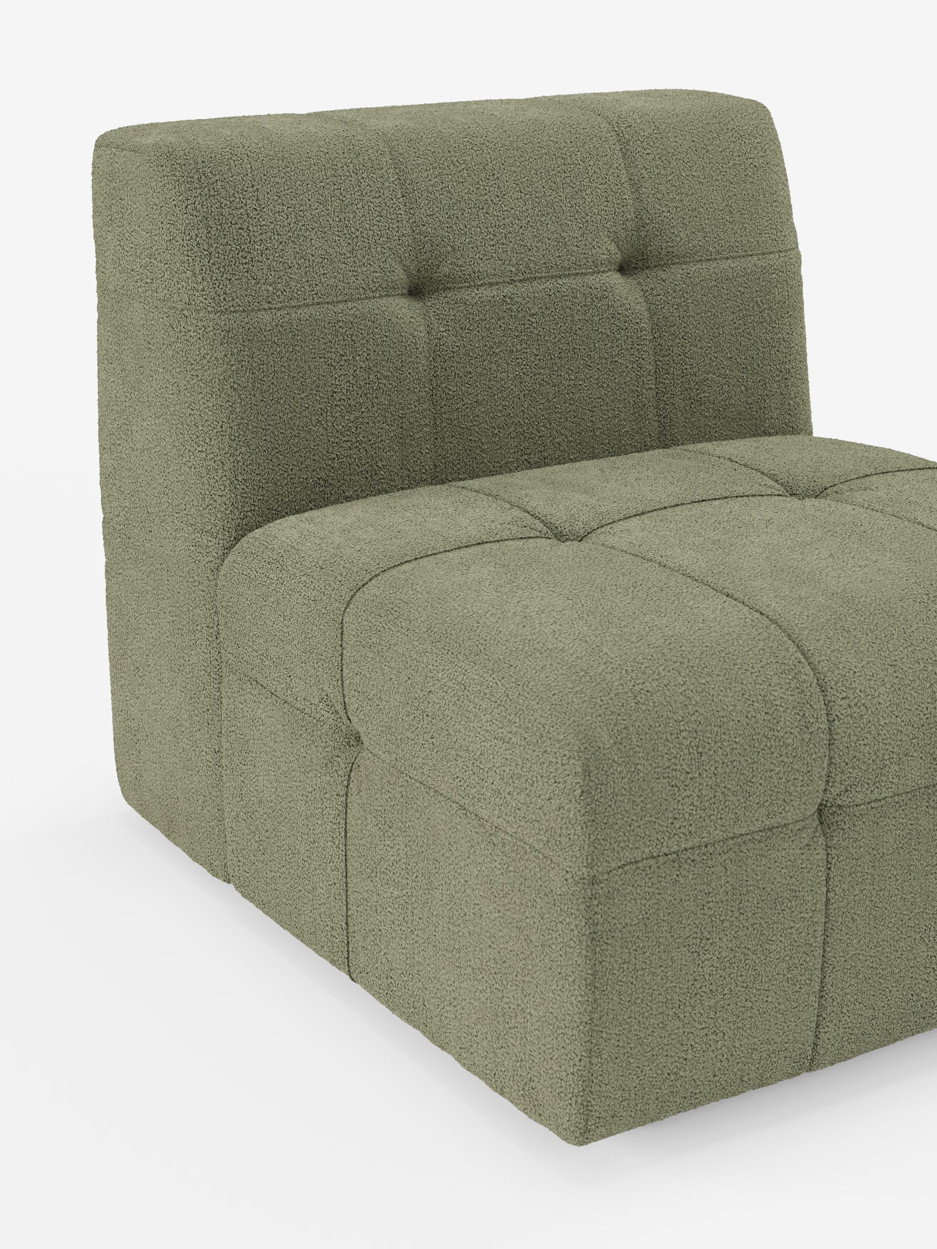 Una poltrona di design contemporanea senza braccioli, la Mosaic modulo poltrona 77 cm di Divani.Store, è rivestita in bouclé verde oliva — un tessuto antimacchia T21 — e presenta una silhouette squadrata con sezioni capitonné trapuntate sulla seduta e sullo schienale, ammorbidite dai bordi arrotondati. Su uno sfondo bianco a tinta unita, il design di questa poltrona incarna l’eleganza e il comfort moderni, incarnando al contempo l’estetica raffinata dell’artigianato Made in Italy.