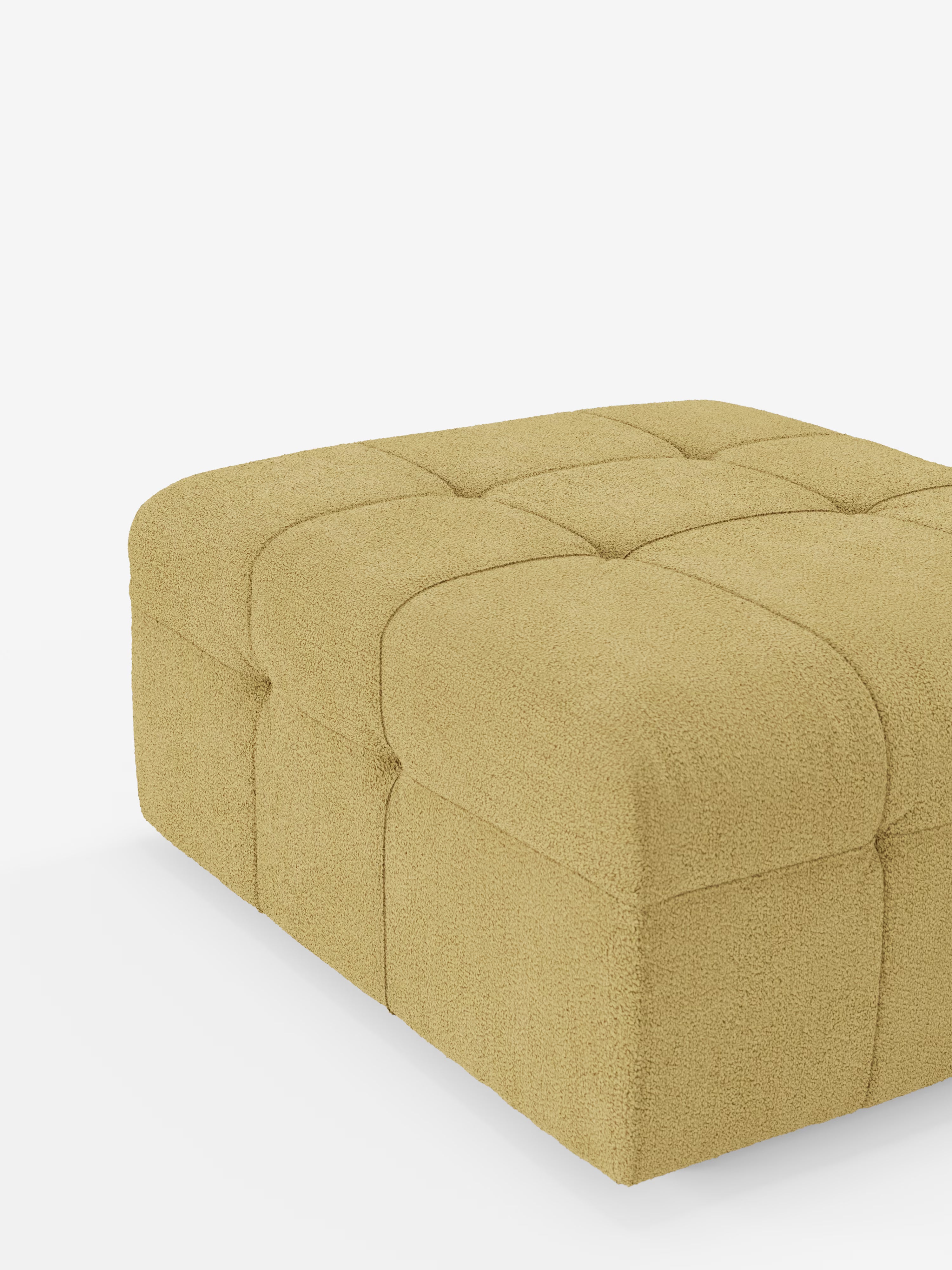 Il pouf e modulo Mosaic in bouclé di Divani.Store, dalle dimensioni di 96x77 cm, presenta una forma quadrata color beige, rivestita con un morbido tessuto T21 testurizzato e resistente alle macchie, e una raffinata trapuntatura capitonné che crea un delicato motivo a griglia sulla parte superiore e sui lati. Il pouf presenta una silhouette imbottita e dal profilo basso, senza gambe visibili né dettagli aggiuntivi, raffigurato su uno sfondo bianco a tinta unita.