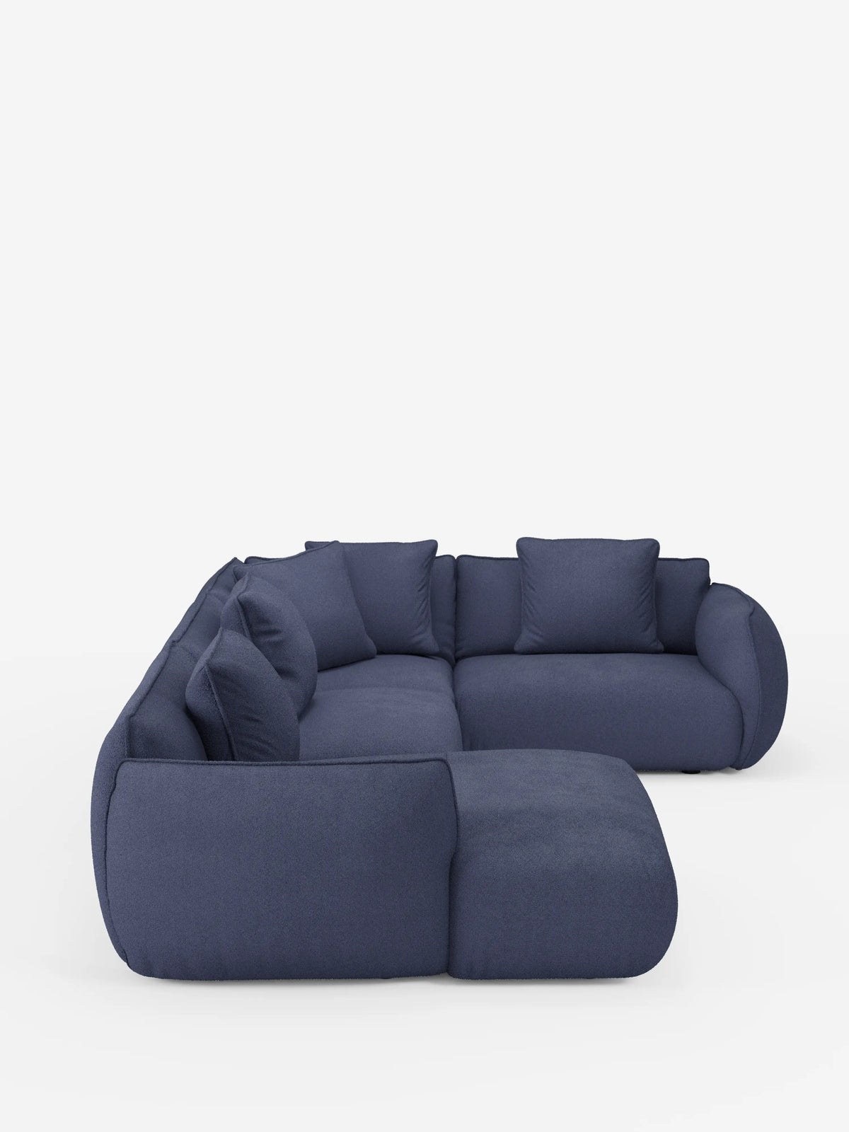 Il divano angolare panoramico componibile Nimbus con penisola e angolo in tessuto smacchiabile t33 di Divani.Store è qui presentato nella versione blu scuro. Questo divano componibile contemporaneo a forma di L presenta bordi arrotondati, un profilo basso e morbidi cuscini, completati da diversi cuscini dello schienale abbinati per un maggiore comfort e stile, il tutto presentato su uno sfondo bianco.