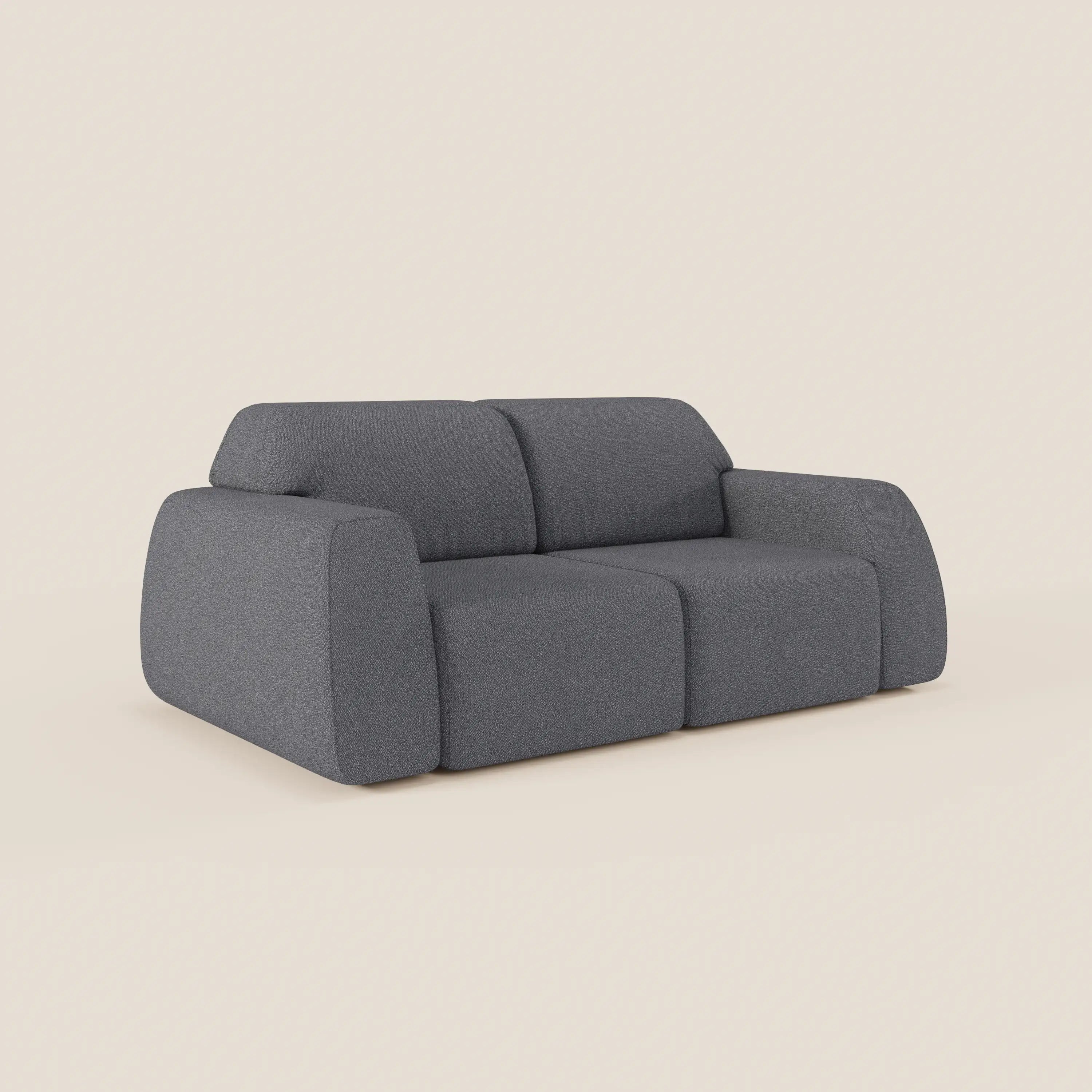 Il divano Orbit 2 e 3 posti di Divani.Store è caratterizzato da un design moderno e minimalista in grigio scuro, con cuscini in peluche, sedute scorrevoli e tessuto sfoderabile effetto cotone T33 facile da pulire, che unisce comfort accogliente e stile contemporaneo.
