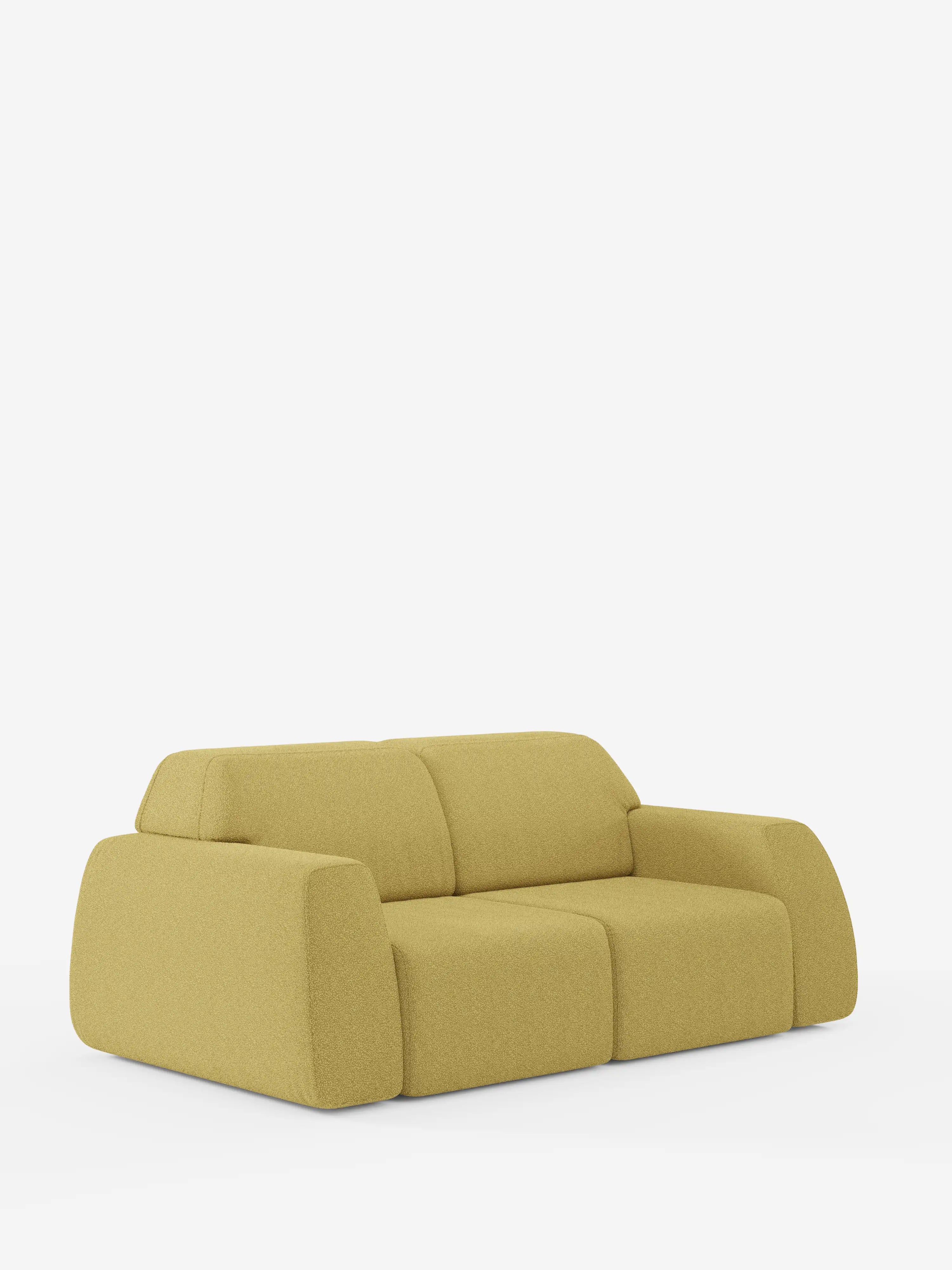 Il divano Orbit a 2 e 3 posti con sedute scorrevoli di Divani.Store, rivestito in tessuto T33 smacchiabile effetto cotone in una vivace tonalità giallo-verde, è dotato di rivestimento completamente sfoderabile. Questo moderno divano modulare si caratterizza per i morbidi cuscini arrotondati e gli ampi braccioli ricurvi che risaltano su uno sfondo bianco liscio. Il design è minimalista e contemporaneo, con bordi morbidi e senza gambe o dettagli visibili.