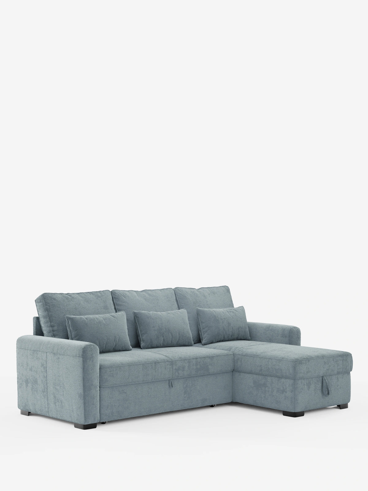 Un divano letto Ottaviano con letto estraibile, penisola reversibile e contenitore in tessuto materico smacchiabile di colore azzurro, dotato di chaise longue a destra, tre cuscini dello schienale, tre cuscini decorativi e un pannello portaoggetti frontale.
