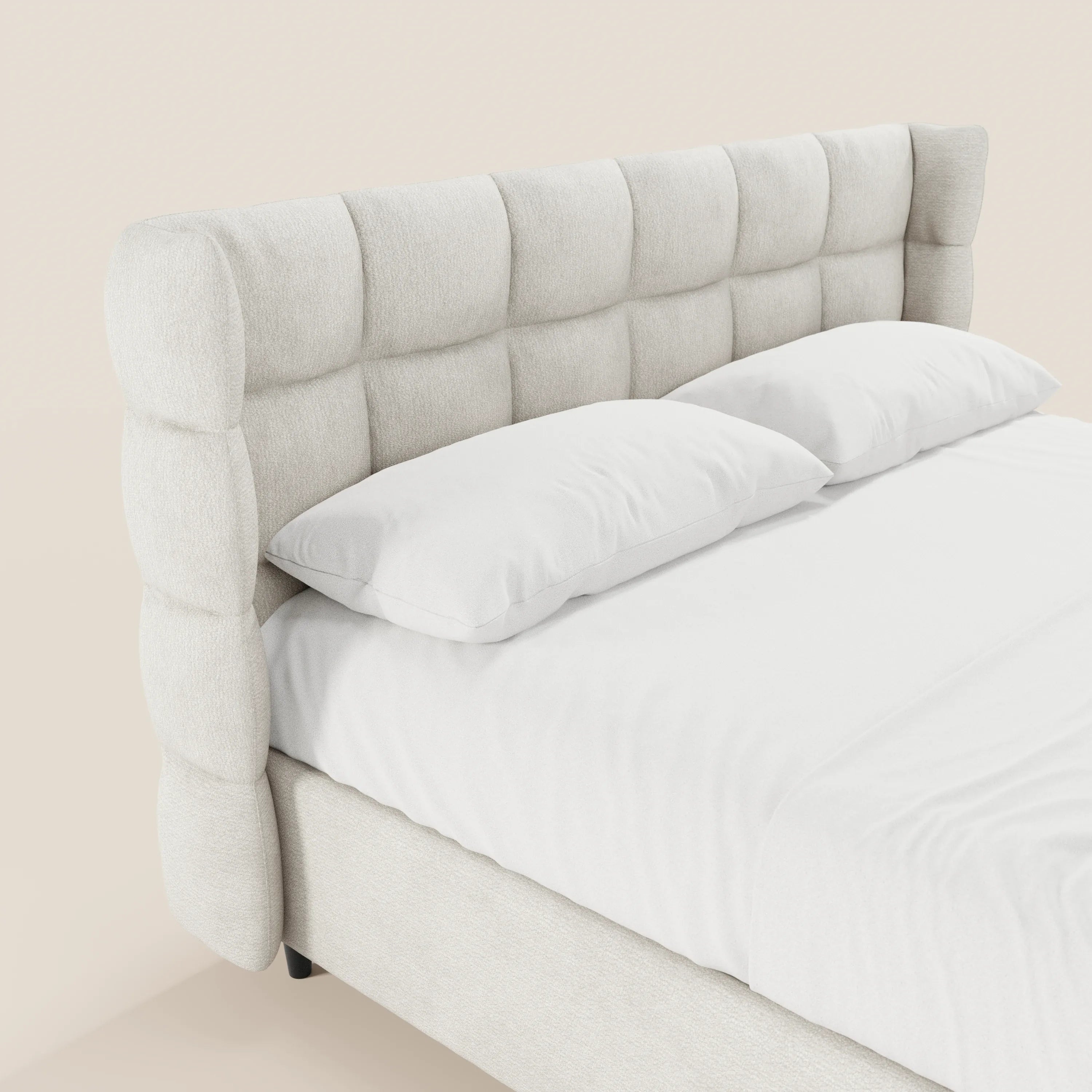 Il letto imbottito RAGNAR di Letti.store è caratterizzato da un elegante tessuto certificato Oeko-Tex®, da una testiera alta capitonné avvolgente con bordi morbidi e da un pratico vano contenitore. Presentato con cura con due cuscini bianchi su uno sfondo chiaro.