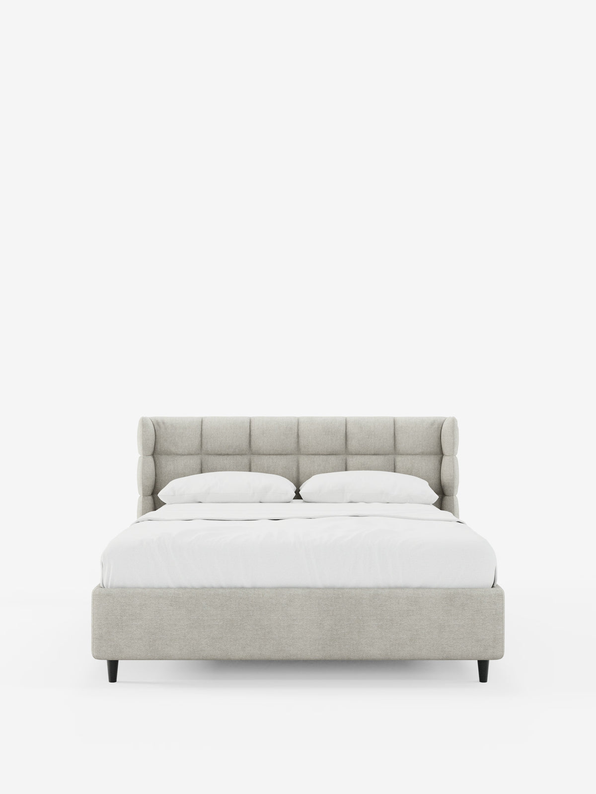 Il letto imbottito RAGNAR con contenitore e testiera capitonné avvolgente di Letti.store è presentato in tessuto beige certificato Oeko-Tex®, caratterizzato da un'alta testiera avvolgente con eleganti dettagli capitonné, una struttura a profilo ribassato con gambe nere e biancheria da letto di un bianco brillante. Due cuscini disposti con cura ne accentuano l’aspetto, mentre il letto spicca al centro di uno sfondo bianco a tinta unita.