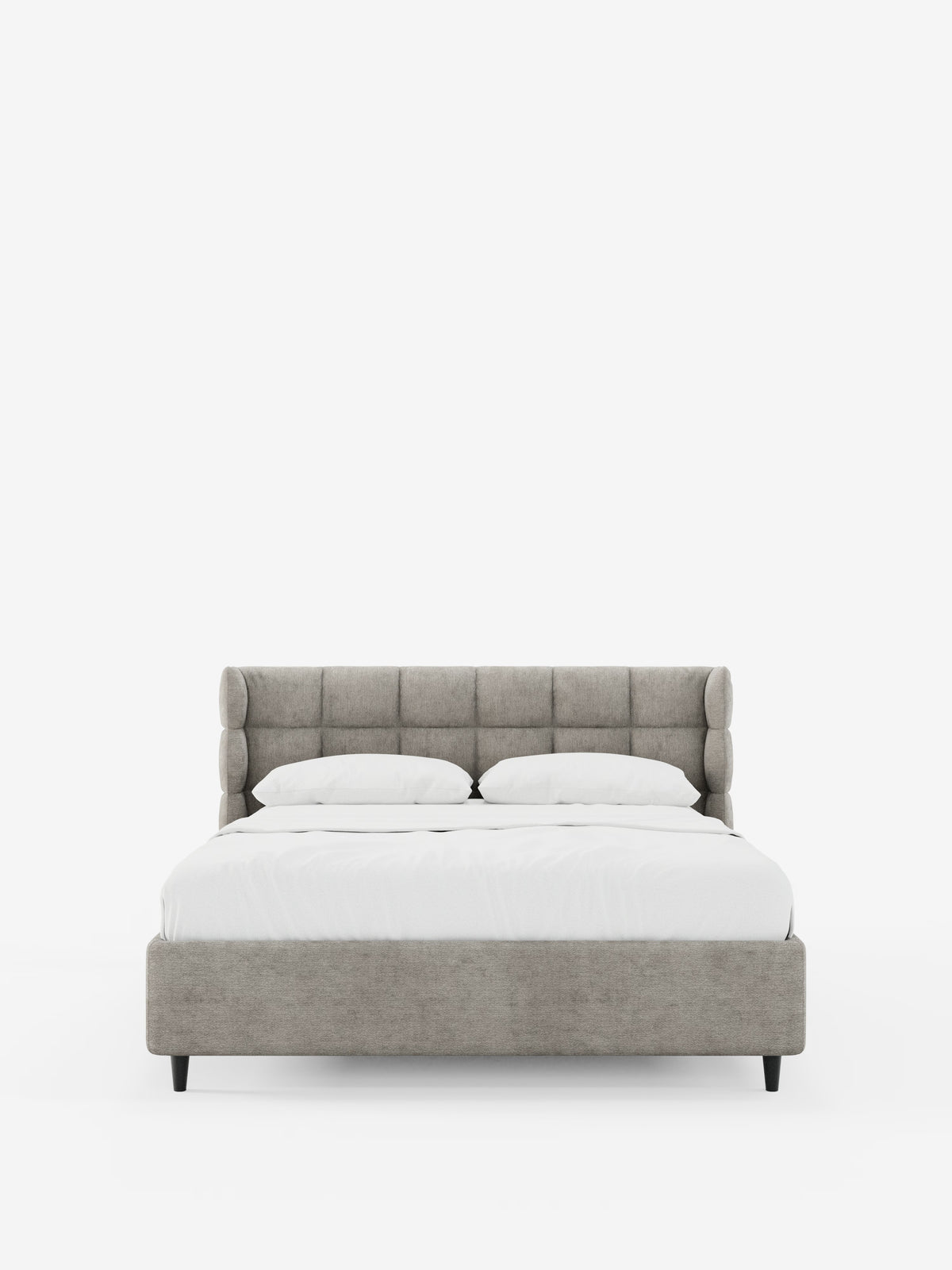 Il letto imbottito contemporaneo RAGNAR con contenitore e testiera capitonné avvolgente di Letti.store è ripreso in una vista frontale, con testiera e struttura imbottite in grigio chiaro certificate Oeko-Tex®, due cuscini bianchi e un piumone bianco disposto con cura. Il letto poggia su corte gambe nere su uno sfondo bianco a tinta unita.