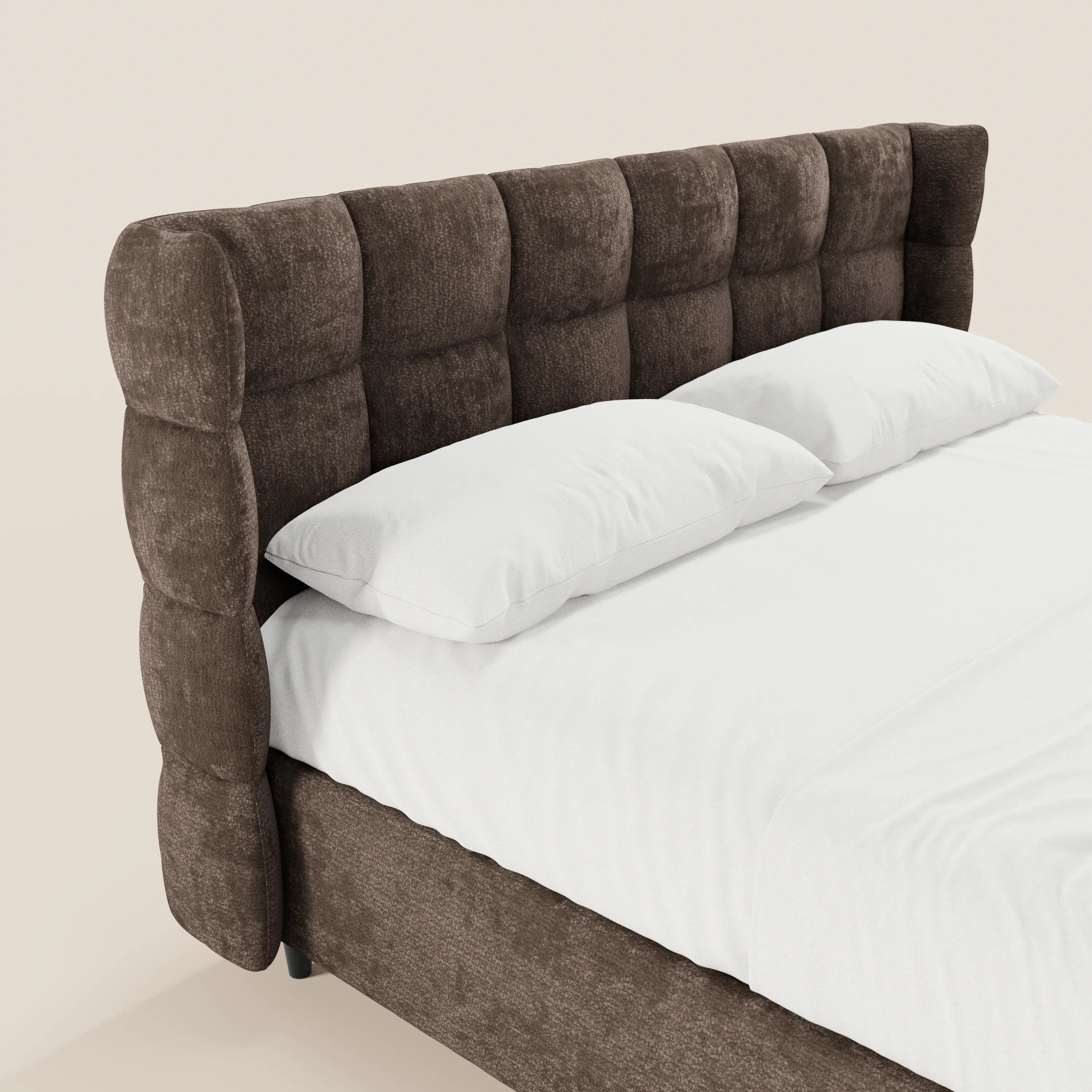 Un primo piano del letto imbottito RAGNAR con contenitore di Letti.store mostra la testiera capitonné avvolgente in elegante tessuto certificato Oeko-Tex®, completa di lenzuola bianche e due cuscini, per un look morbido e contemporaneo.