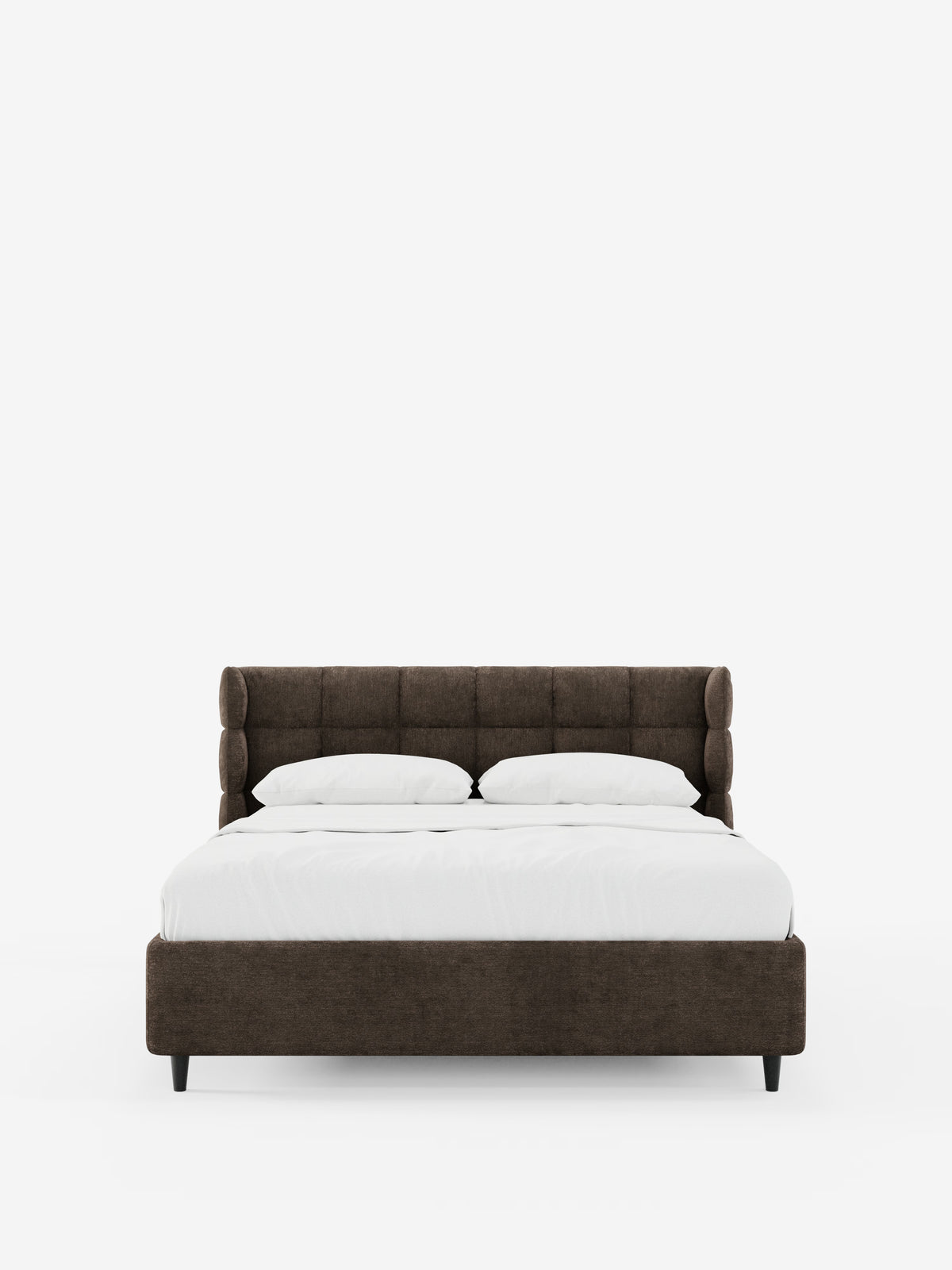 Il letto imbottito RAGNAR con contenitore e testiera capitonné avvolgente di Letti.store è presentato nella versione marrone scuro, caratterizzato da un elegante tessuto certificato Oeko-Tex®. La struttura del letto comprende una testiera imbottita e trapuntata in classico stile capitonné, accompagnata da due cuscini bianchi e da un piumone bianco ben rifinito. Il design è completato da gambe corte e angolate di colore nero ed è presentato su uno sfondo bianco a tinta unita.