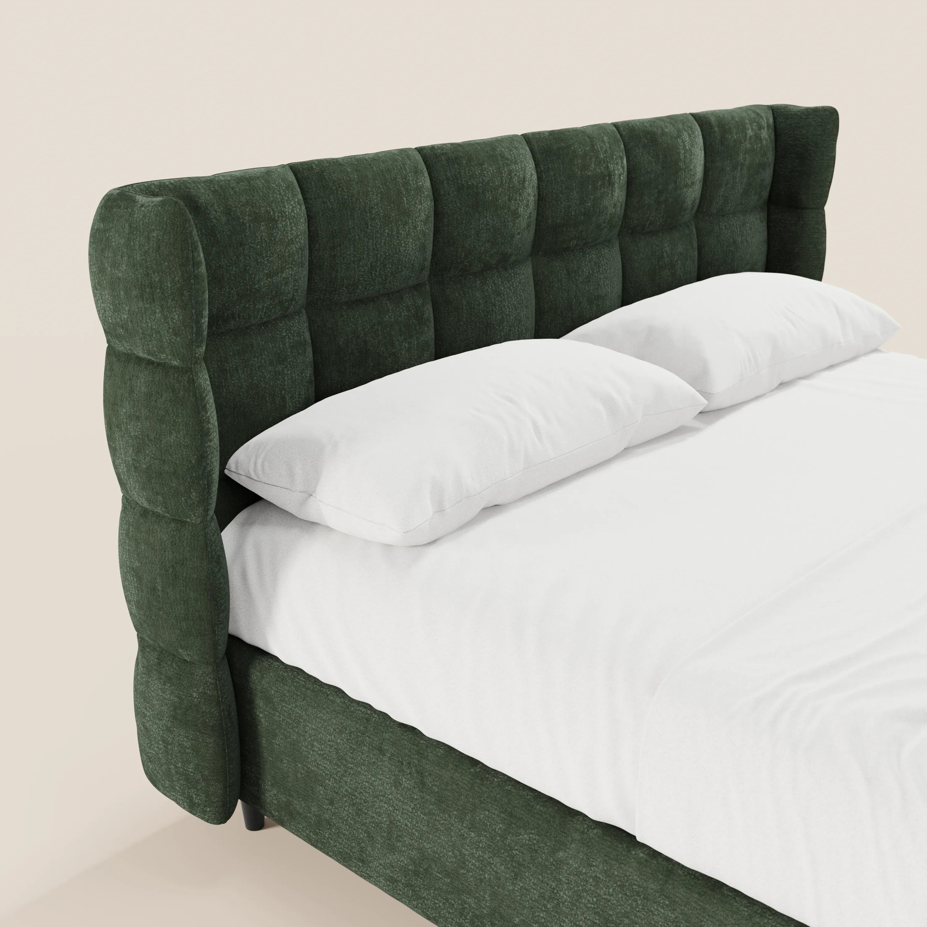 RAGNAR di Letti.store: letto imbottito con contenitore e testiera capitonné avvolgente in elegante tessuto verde certificato Oeko-Tex®, completo di biancheria bianca su sfondo beige chiaro.