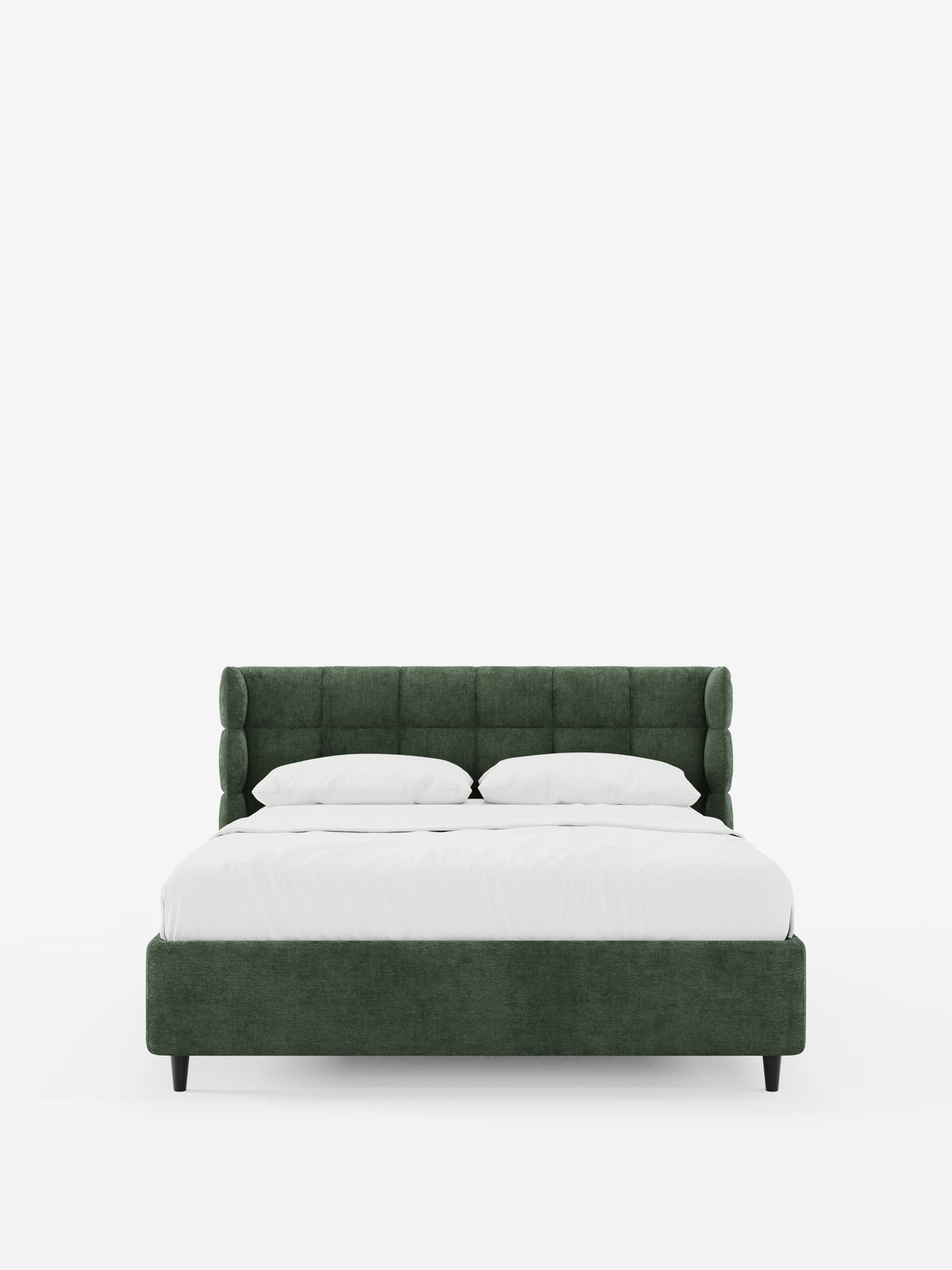 Il letto imbottito RAGNAR con contenitore e testiera capitonné avvolgente di Letti.store presenta un rivestimento verde certificato Oeko-Tex® e un'elegante testiera capitonné avvolgente, sostenuta da gambe scure. Visto di fronte, il letto è rifatto con cura con un piumone bianco e due cuscini bianchi su uno sfondo bianco a tinta unita.
