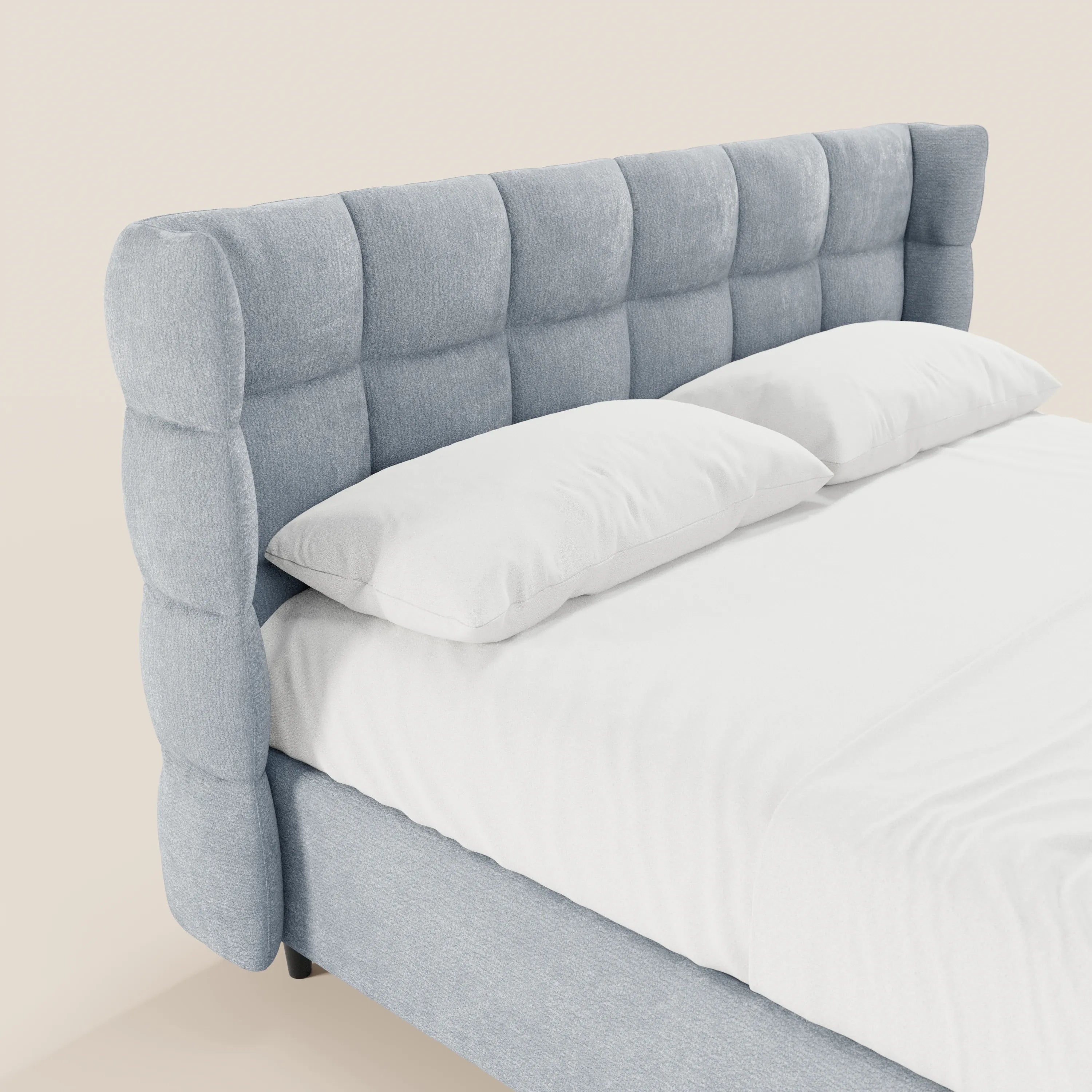 Il letto imbottito RAGNAR di Letti.store presenta una testiera capitonné avvolgente di colore azzurro e una struttura coordinata, entrambe realizzate in un elegante tessuto certificato Oeko-Tex®, abbinate a lenzuola e cuscini bianchi per un look pulito e minimalista.