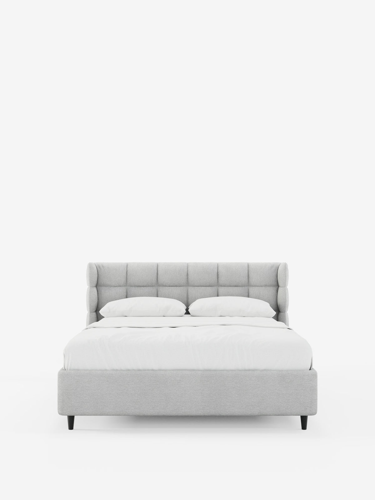 Un letto imbottito RAGNAR in stile contemporaneo con contenitore e testiera capitonné avvolgente di Letti.store, rivestito in tessuto grigio chiaro certificato Oeko-Tex®, presenta una testiera imbottita e avvolgente ed è abbinato a biancheria da letto bianca e due cuscini. Il letto poggia su corte gambe nere, posizionato al centro di uno sfondo bianco a tinta unita.