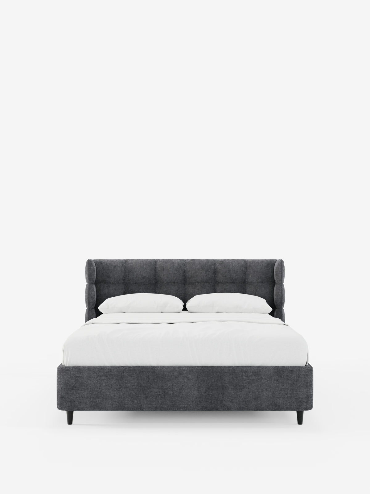 Il letto imbottito RAGNAR di Letti.store, un modello contemporaneo dal profilo basso con contenitore e testiera capitonné avvolgente, presenta un'elegante struttura e testiera imbottite in grigio scuro, certificate Oeko-Tex®. È rivestito con lenzuola bianche immacolate e due cuscini bianchi, poggia su corte gambe nere e si staglia su uno sfondo bianco a tinta unita.