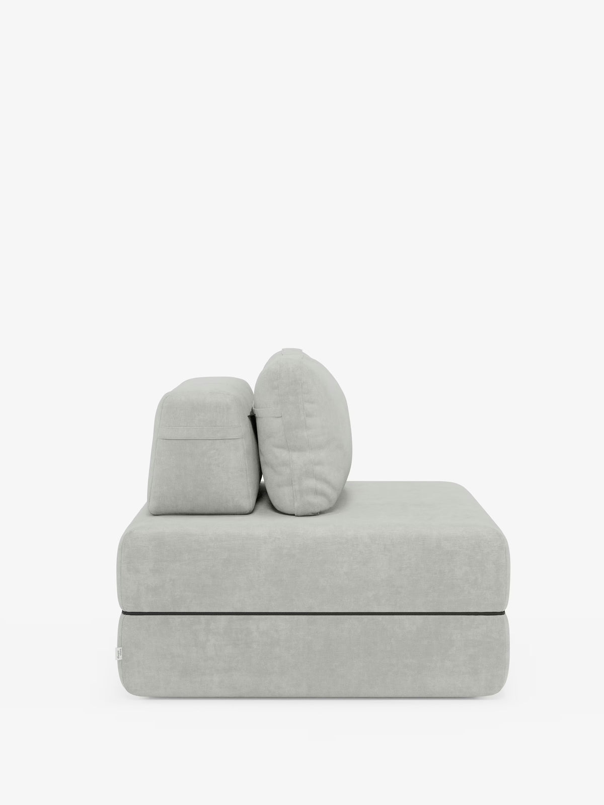 Una poltrona letto Rift contemporanea di colore grigio chiaro, firmata Divani.Store, è esposta su uno sfondo bianco a tinta unita e si caratterizza per i morbidi cuscini, lo schienale basso e mobile e il design modulare a blocchi. La seduta appare eccezionalmente morbida, mentre la silhouette minimalista riflette lo stile innovativo e la versatilità funzionale di questa poltrona letto trasformabile, dotata di un materasso in memory foam alto 24 cm e rivestita in tessuto T31 resistente alle macchie.