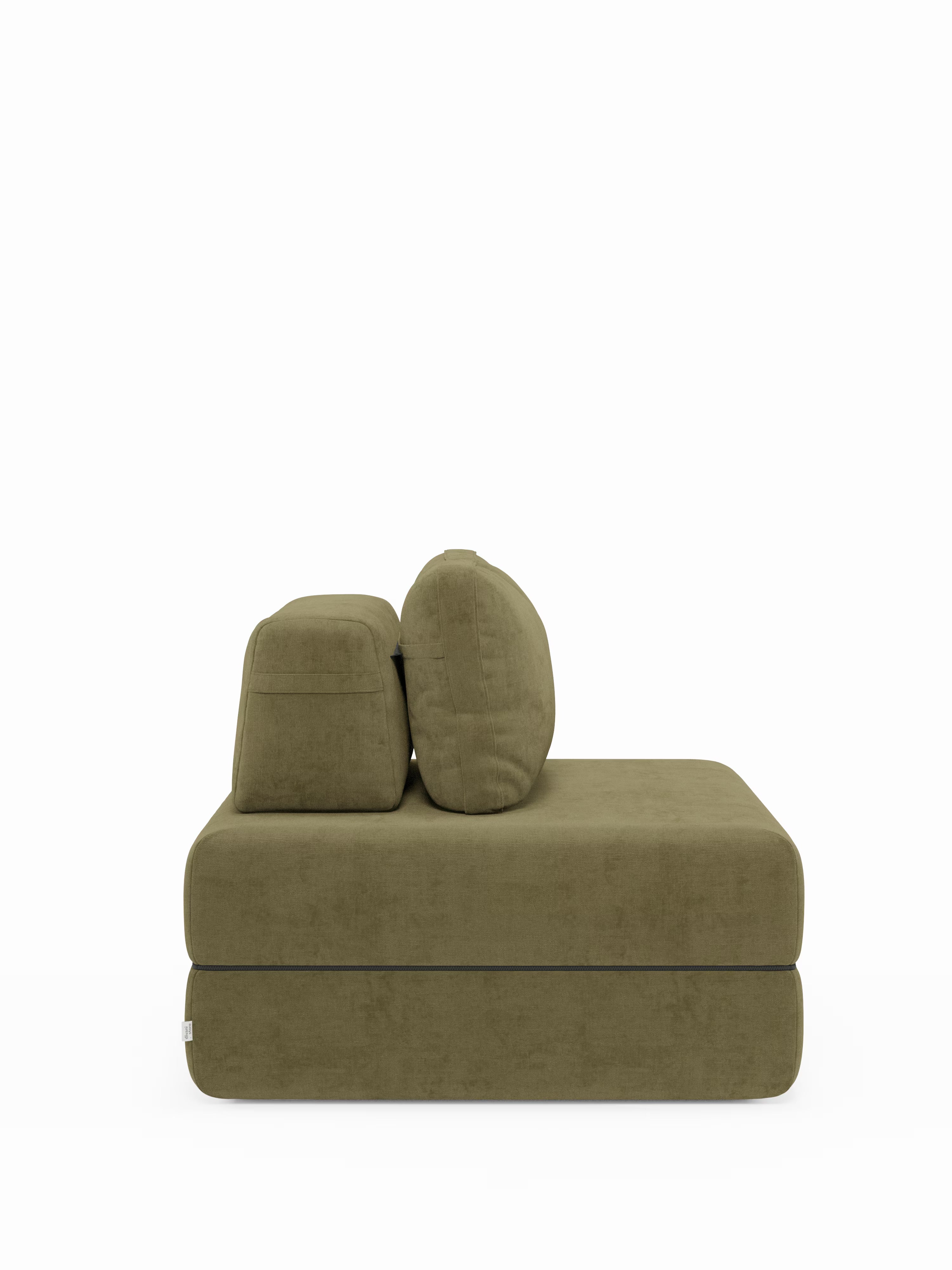 Una poltrona letto Rift verde con materasso alto 24 cm e memory foam di Divani.Store, caratterizzata da uno schienale mobile e da un tessuto T31 antimacchia, è ritratta di profilo su uno sfondo bianco a tinta unita. Il suo design trasformabile mette in risalto i cuscini spessi, sia rettangolari che cilindrici, sovrapposti per garantire un eccellente sostegno alla schiena e alla testa: un esempio eccezionale di poltrona trasformabile che unisce lo stile contemporaneo a un comfort innovativo.