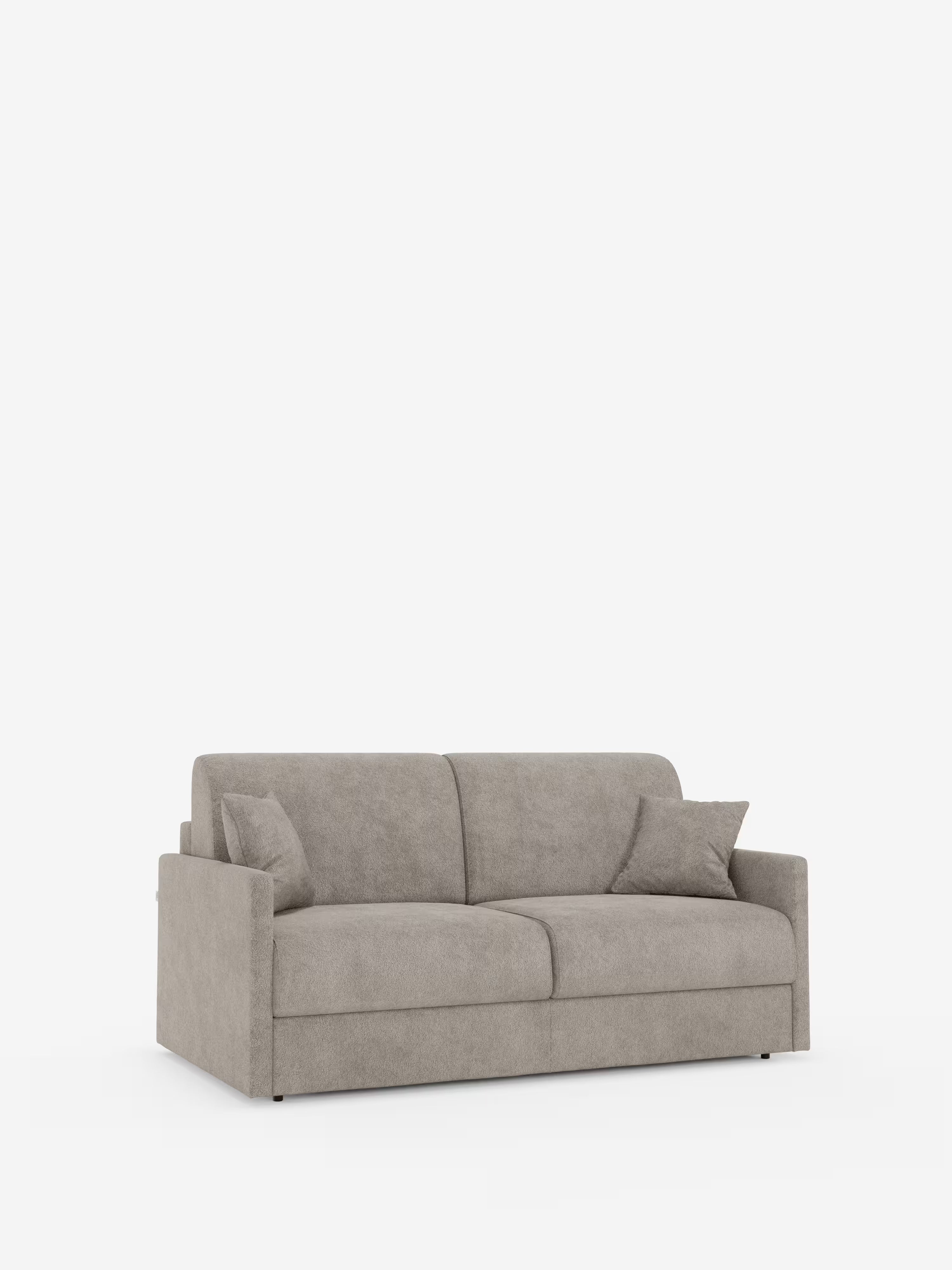 Un divano letto Tommy Divano a 2 e 3 posti matrimoniale di Divani.Store, rivestito in grigio chiaro, caratterizzato da braccioli sottili, bassi e dritti e da un design minimalista. Completamente sfoderabile e rivestito in tessuto T33 simile al cotone e resistente alle macchie, questo divano comprende due cuscini di seduta, due cuscini dello schienale e due cuscini quadrati coordinati, il tutto su uno sfondo bianco a tinta unita.