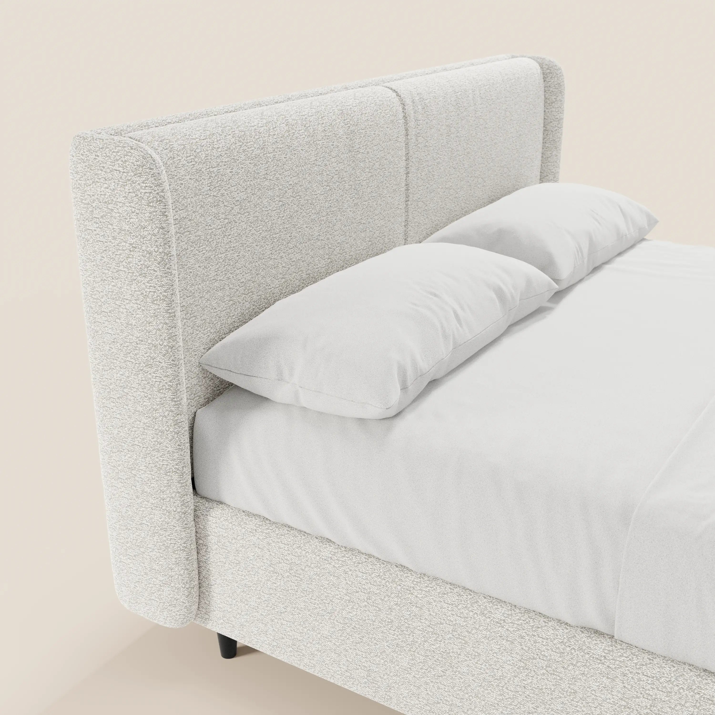 Il letto di design VALKIRIA di Letti.store presenta una testiera alta, ricurva, in tessuto beige chiaro con texture, certificata Oeko-Tex®, e 2 cuscini imbottiti. Realizzato con cura in bianco su uno sfondo bianco sporco, di questo letto contemporaneo con contenitore è visibile solo una parte.