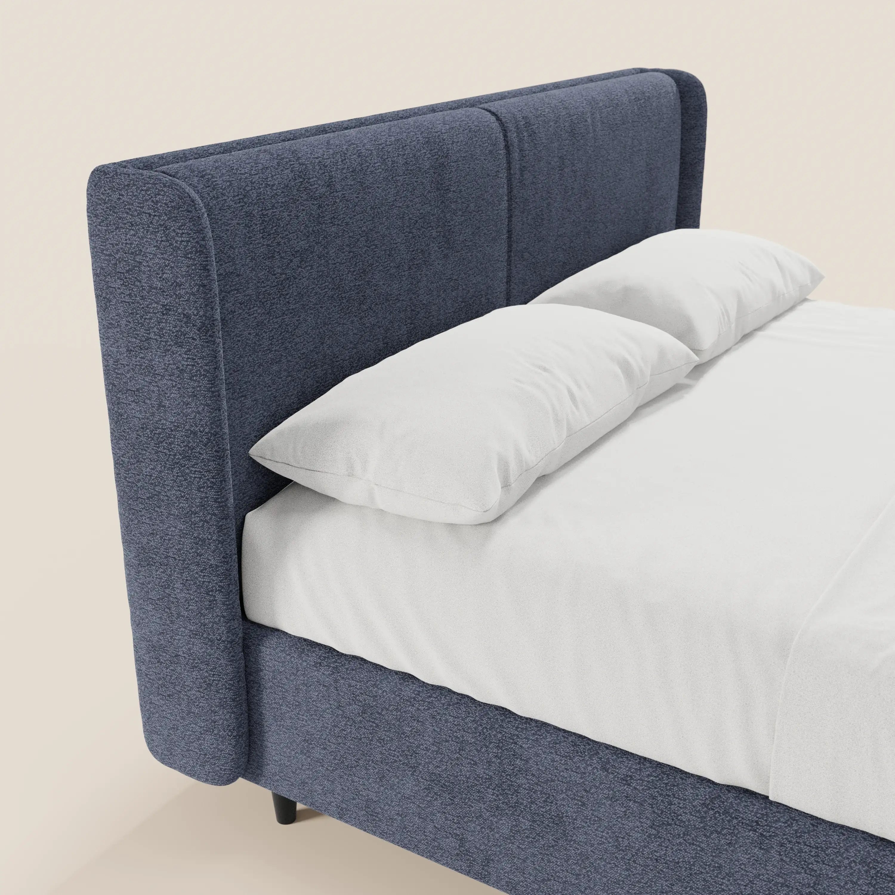 Il modello VALKIRIA di Letti.store è un letto di design moderno con contenitore, testiera avvolgente e 2 cuscini imbottiti in tessuto Oeko-Tex®, ideale per chi ama il design contemporaneo, disponibile in blu navy con lenzuola bianche.