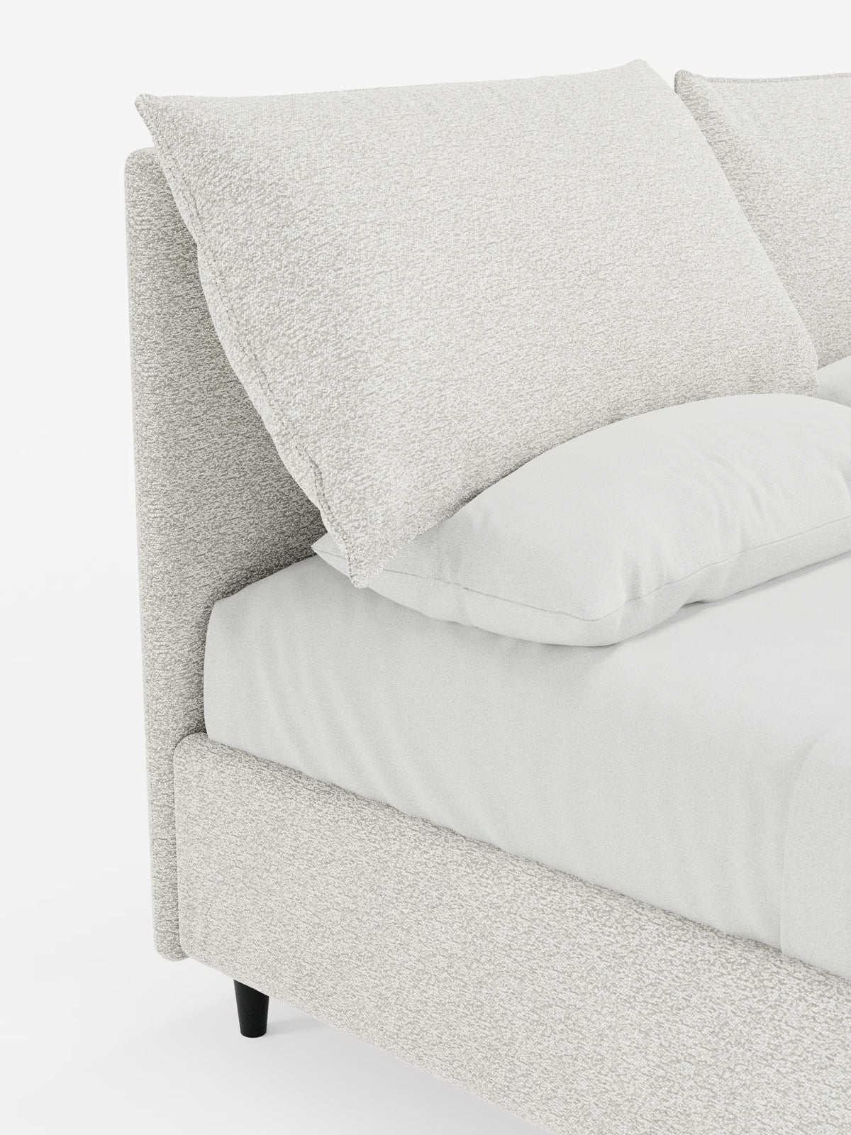 Primo piano del letto imbottito ZAYRON con contenitore e morbidi cuscini regolabili di Letti.store, che mette in risalto il suo design moderno con testiera e struttura in tessuto grigio chiaro testurizzato certificato Oeko-Tex®. Il letto è dotato di due grandi cuscini regolabili, un materasso e un cuscino più piccolo abbinato — tutti rivestiti con un tessuto chiaro simile — e poggia su corte gambe nere su uno sfondo bianco.