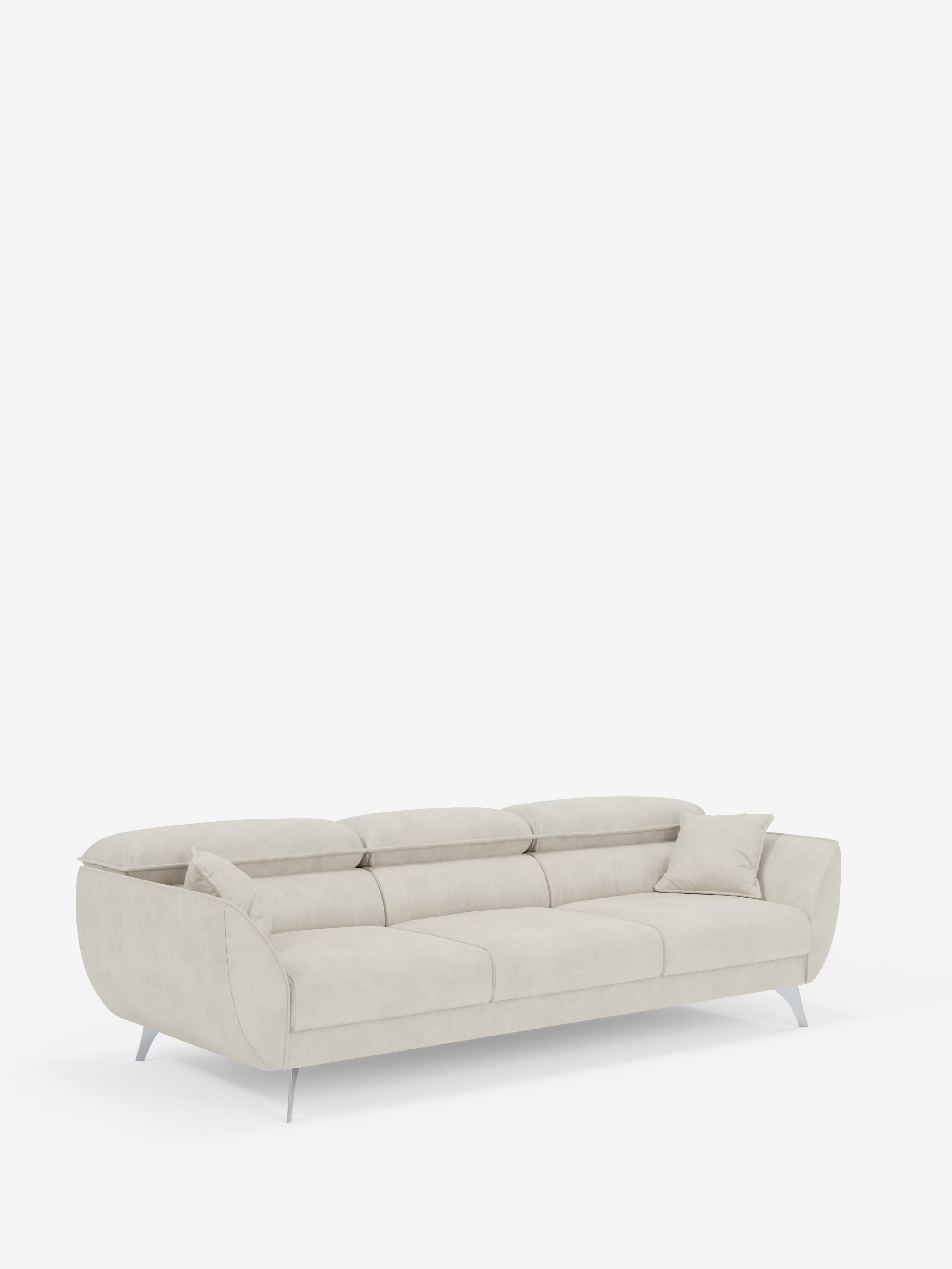 Il divano Michelangelo 4 Posti di Divani.Store è un divano moderno con tre sedute estensibili e poggiatesta reclinabili, rivestito in elegante tessuto vellutato T30 resistente alle macchie, color beige chiaro. Presenta uno schienale basso, braccioli arrotondati, sottili gambe in metallo inclinate ed è dotato di un cuscino decorativo abbinato posizionato sul lato destro, il tutto su uno sfondo bianco a tinta unita.